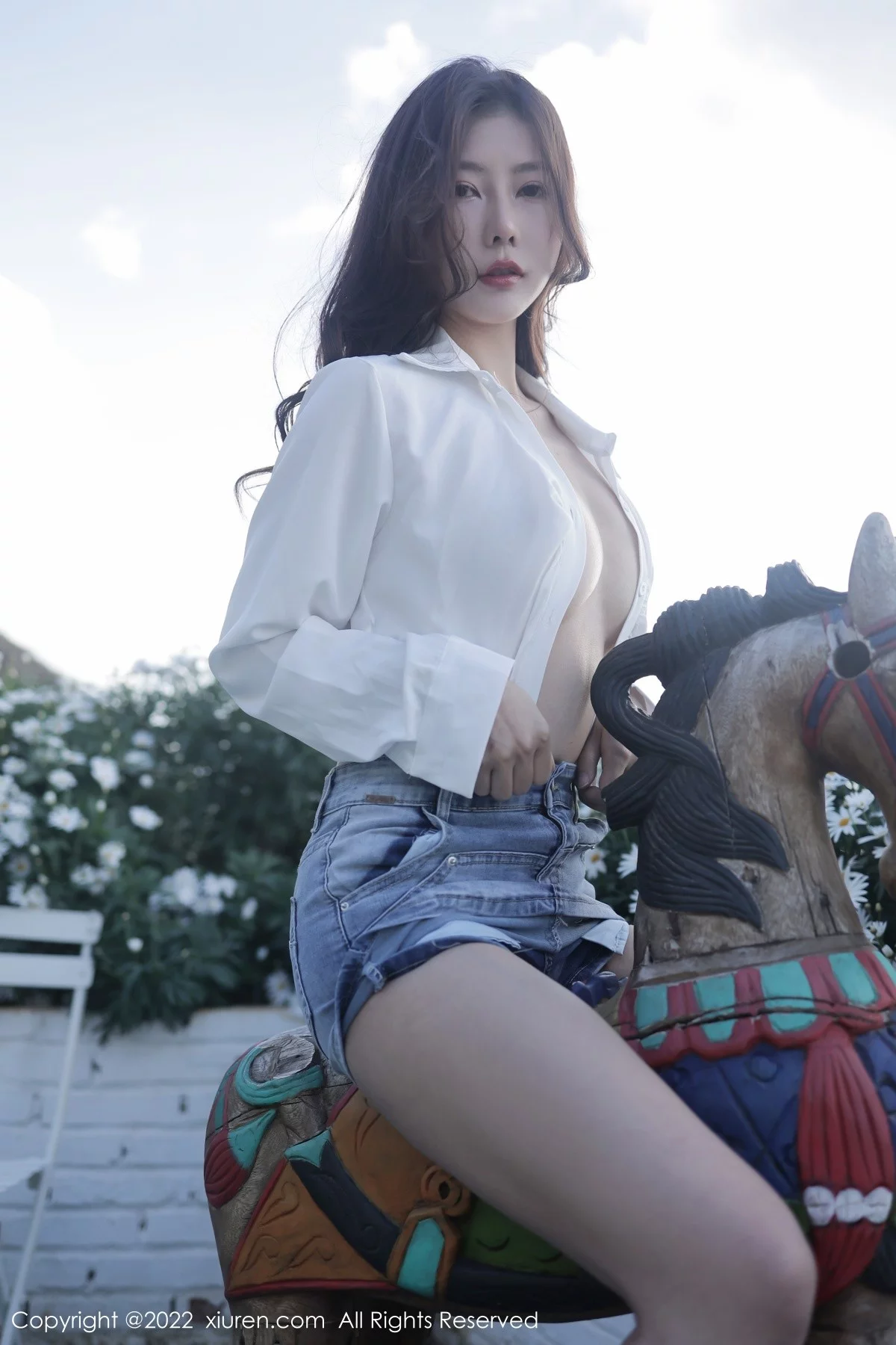 [[XiuRen秀人网]秀人网]No.5013_模特尹甜甜大理旅拍户外性感白T配牛仔短裤秀完美身材诱惑写真59P