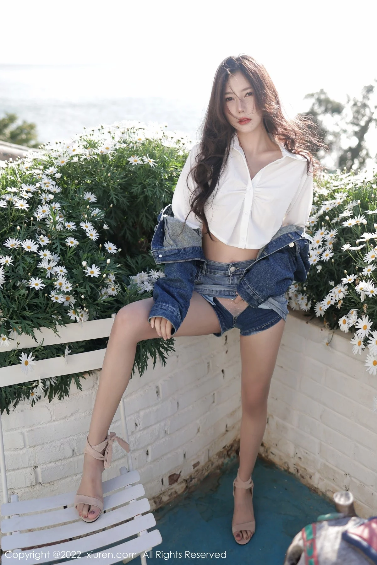 [[XiuRen秀人网]秀人网]No.5013_模特尹甜甜大理旅拍户外性感白T配牛仔短裤秀完美身材诱惑写真59P