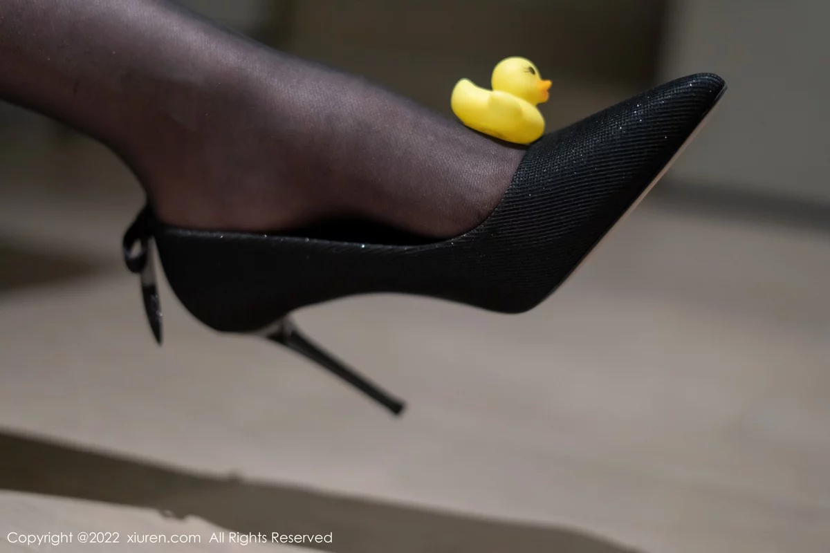 [[XiuRen秀人网]秀人网]No.4880_模特李雅柔蓝色图案上衣配黄短裙露性感内衣超薄黑丝诱惑写真51P