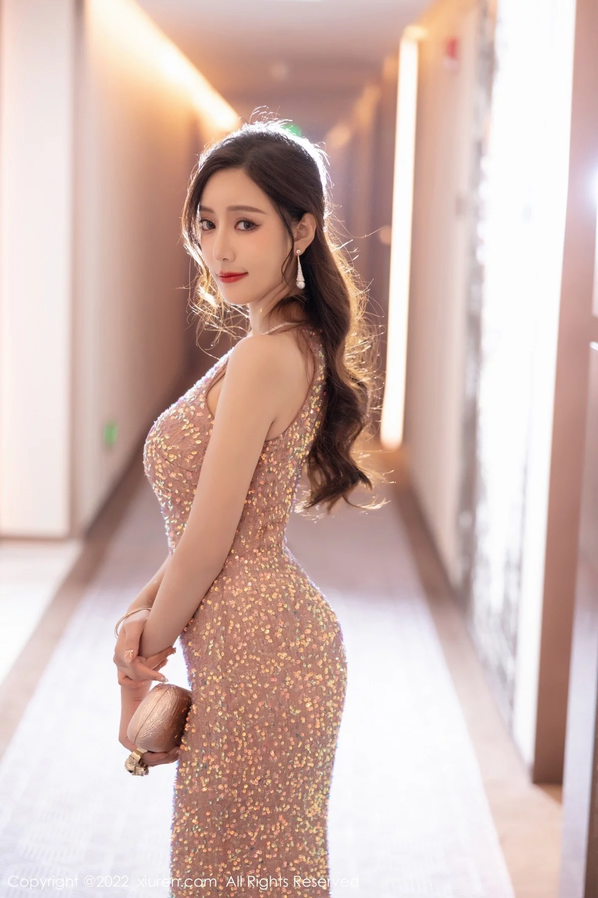 [[XiuRen秀人网]秀人网]No.4883_女神王馨瑶yanni性感闪亮连衣裙配超薄肉丝秀完美身材诱惑写真62P