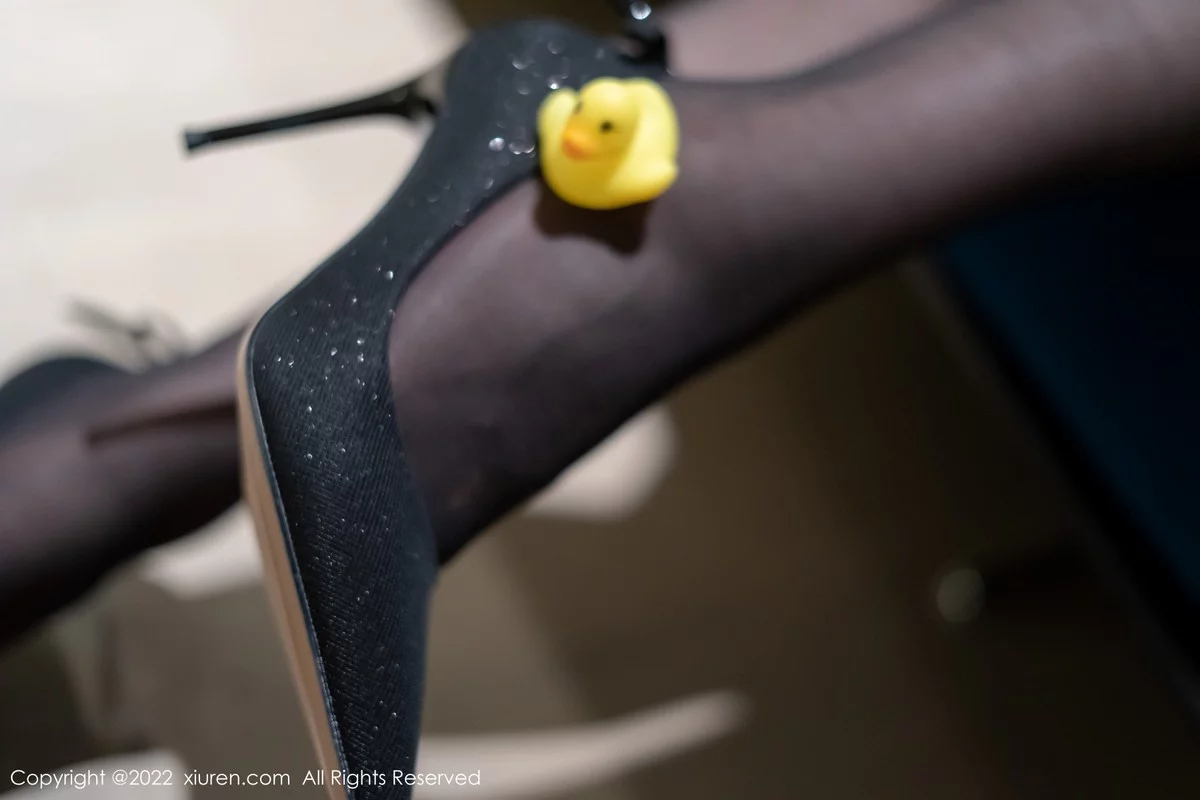 [[XiuRen秀人网]秀人网]No.4880_模特李雅柔蓝色图案上衣配黄短裙露性感内衣超薄黑丝诱惑写真51P