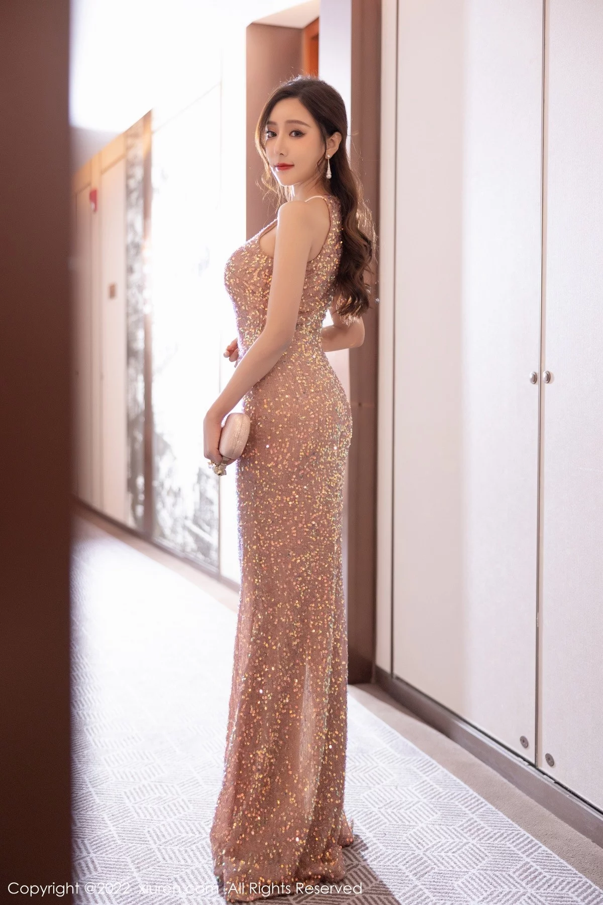 [[XiuRen秀人网]秀人网]No.4883_女神王馨瑶yanni性感闪亮连衣裙配超薄肉丝秀完美身材诱惑写真62P