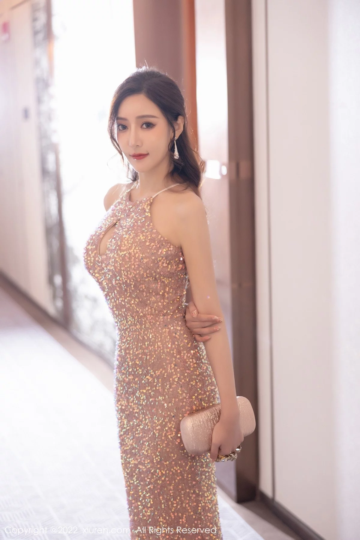 [[XiuRen秀人网]秀人网]No.4883_女神王馨瑶yanni性感闪亮连衣裙配超薄肉丝秀完美身材诱惑写真62P