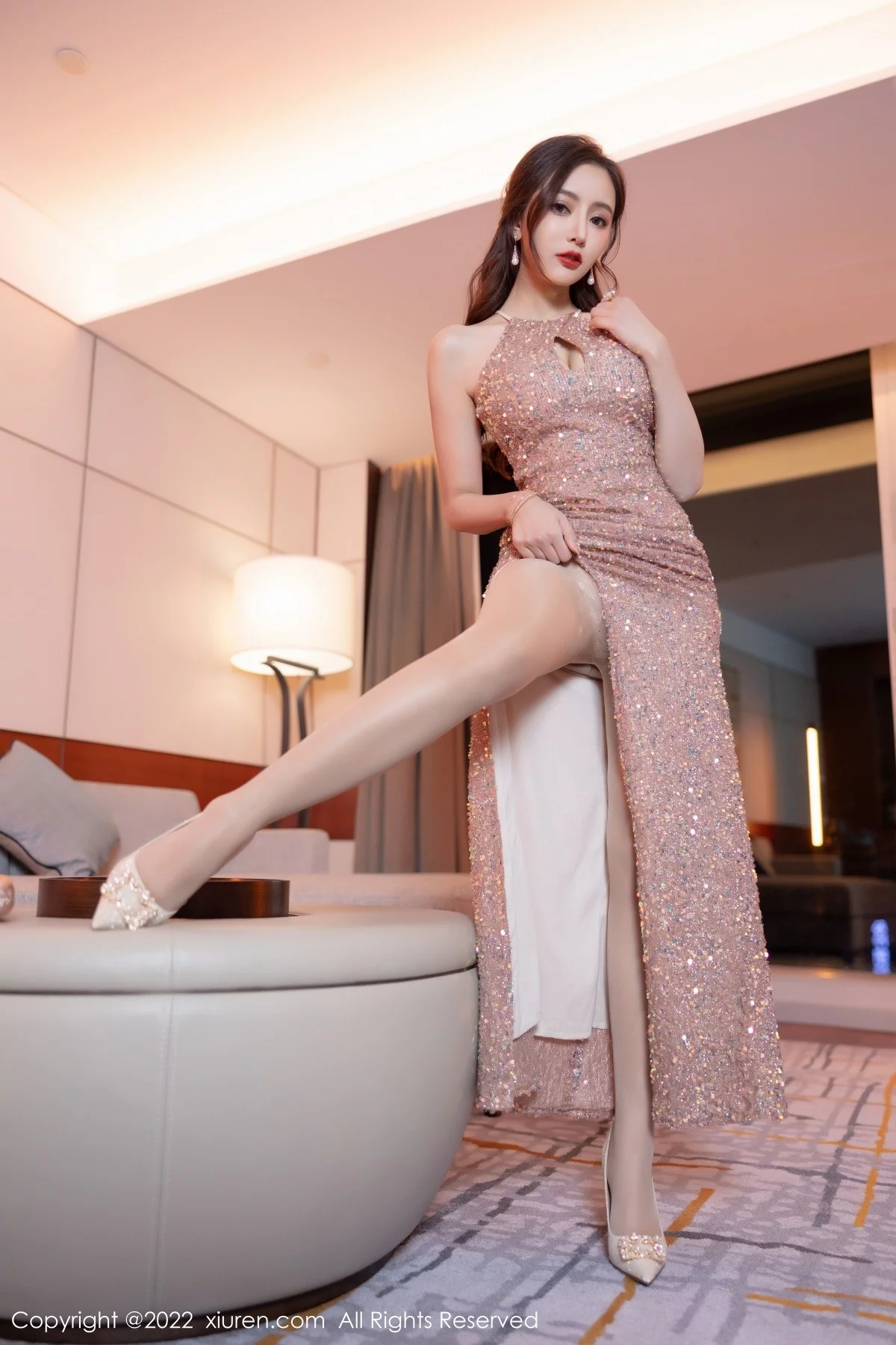 [[XiuRen秀人网]秀人网]No.4883_女神王馨瑶yanni性感闪亮连衣裙配超薄肉丝秀完美身材诱惑写真62P