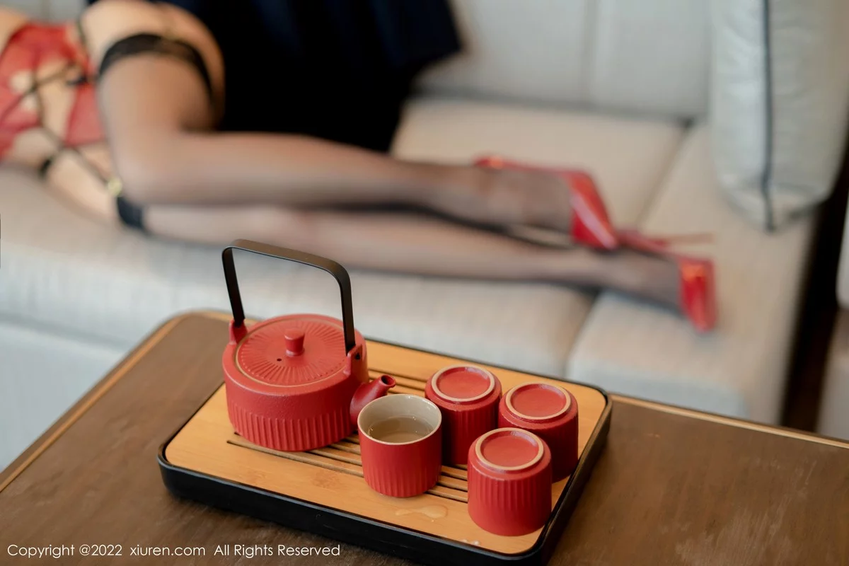 [[XiuRen秀人网]秀人网]No.4886_御姐果儿Victoria西双版纳旅拍半脱露蕾丝内衣黑丝吊袜诱惑写真53P