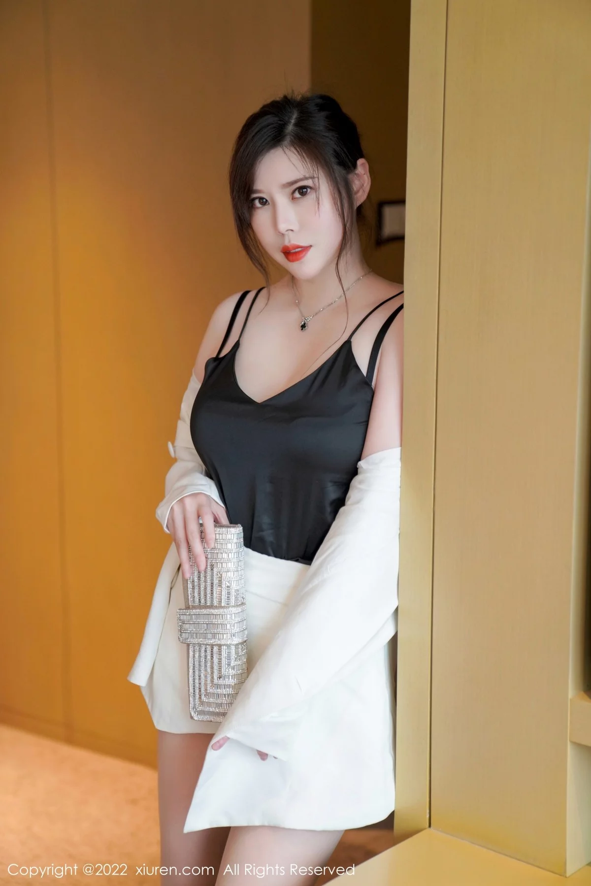 [[XiuRen秀人网]秀人网]No.4885_模特白茹雪私房脱白色OL套装露黑色内衣原色丝袜极致魅惑写真71P