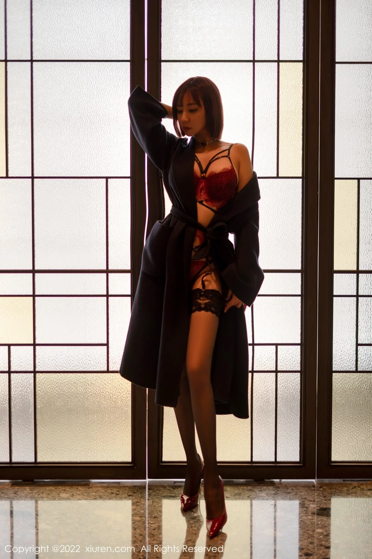 [[XiuRen秀人网]秀人网]No.4886_御姐果儿Victoria西双版纳旅拍半脱露蕾丝内衣黑丝吊袜诱惑写真53P