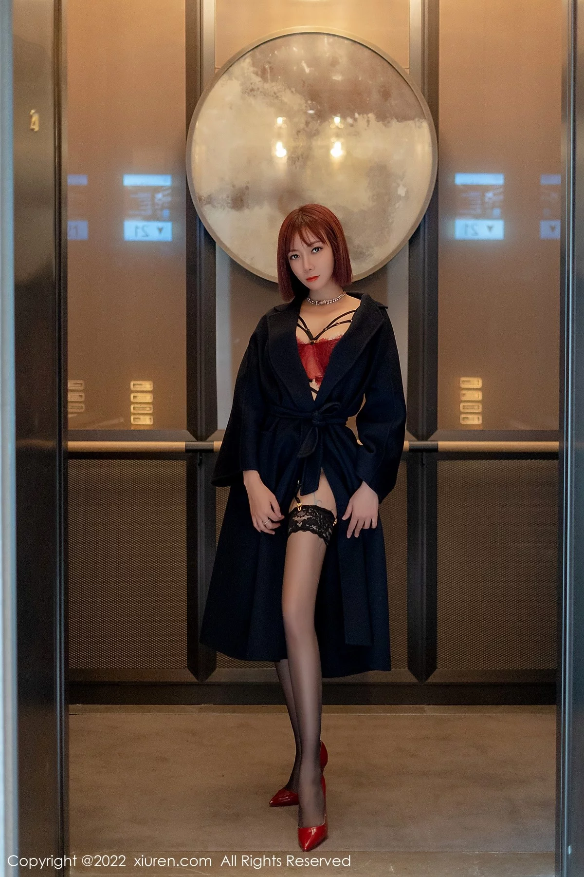 [[XiuRen秀人网]秀人网]No.4886_御姐果儿Victoria西双版纳旅拍半脱露蕾丝内衣黑丝吊袜诱惑写真53P