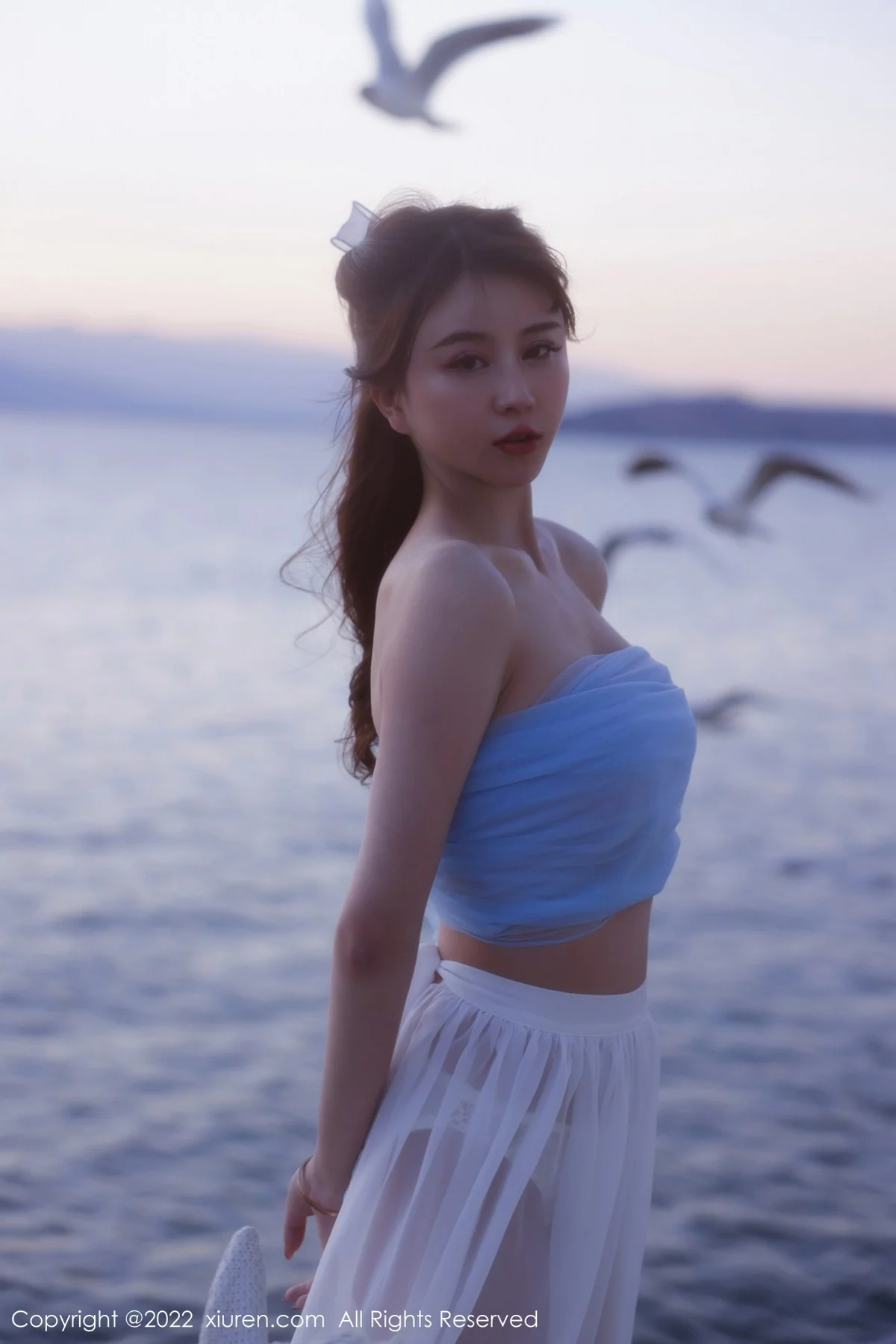 [[XiuRen秀人网]秀人网]No.4888_模特tina_甜仔大理旅拍户外蓝色服饰配白长裙秀凹凸身材诱惑写真45P