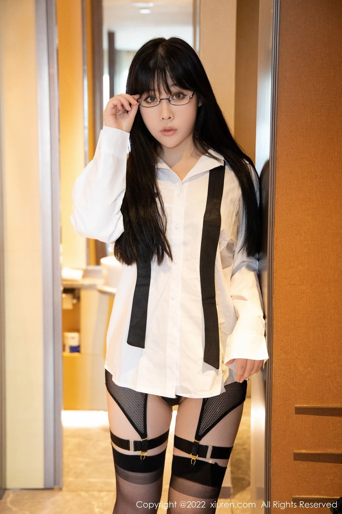 [[XiuRen秀人网]秀人网]No.4894_模特徐媛媛私房性感白色衬衫露网格内衣黑丝吊袜撩人诱惑写真49P