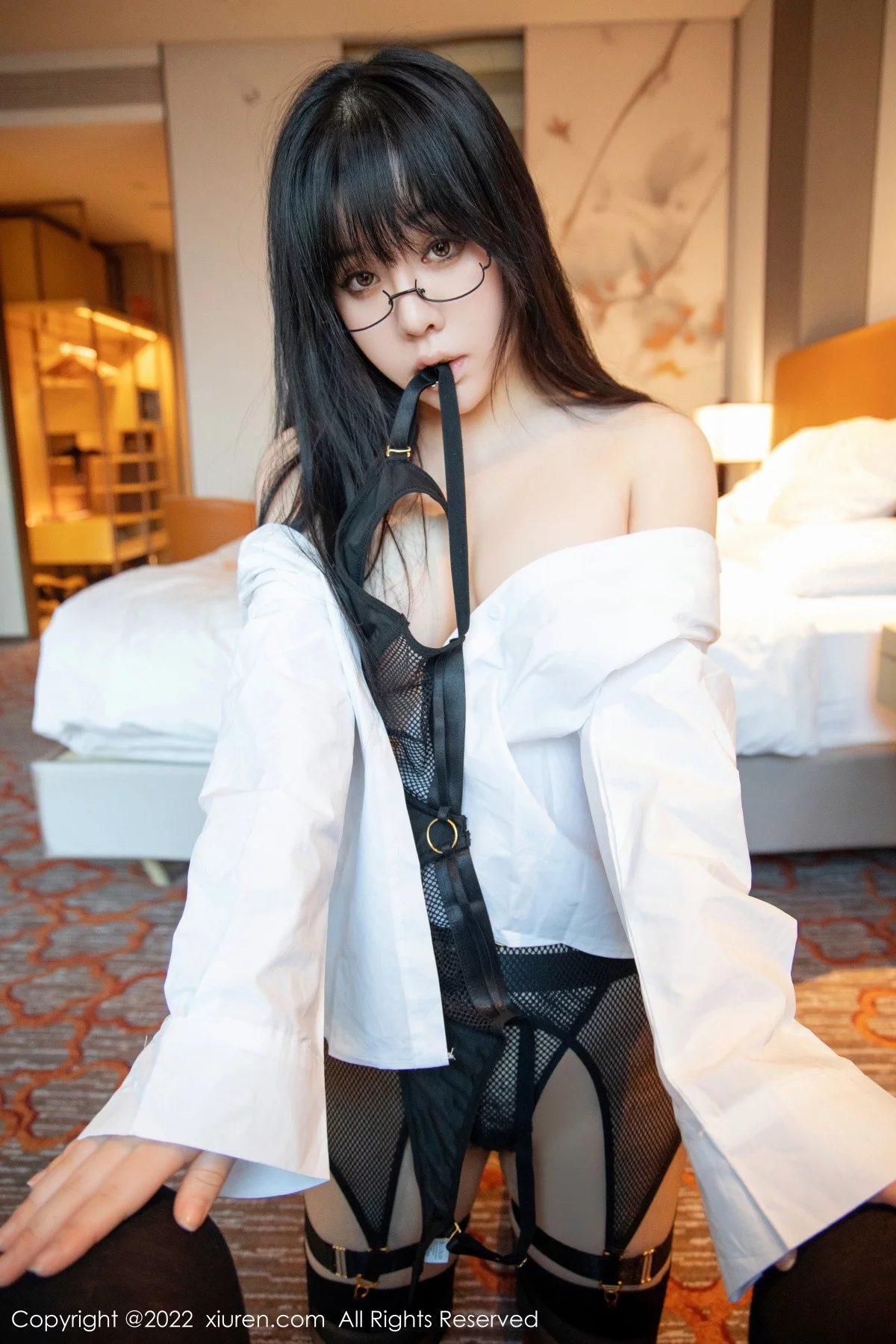 [[XiuRen秀人网]秀人网]No.4894_模特徐媛媛私房性感白色衬衫露网格内衣黑丝吊袜撩人诱惑写真49P