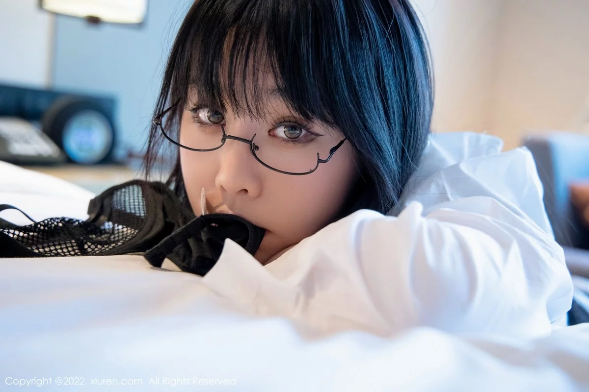 [[XiuRen秀人网]秀人网]No.4894_模特徐媛媛私房性感白色衬衫露网格内衣黑丝吊袜撩人诱惑写真49P