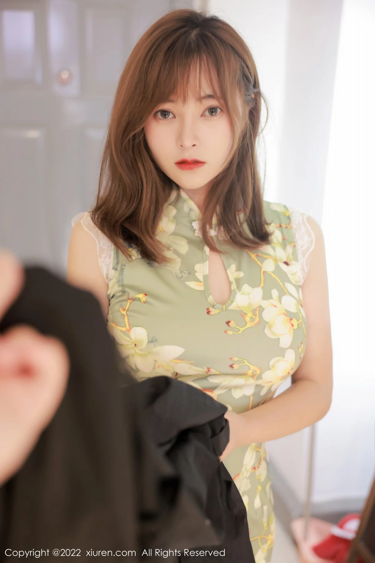 [[XiuRen秀人网]秀人网]No.4895_模特奈沐子云南大理旅拍半脱绿灰色旗袍露傲人上围完美诱惑写真63P