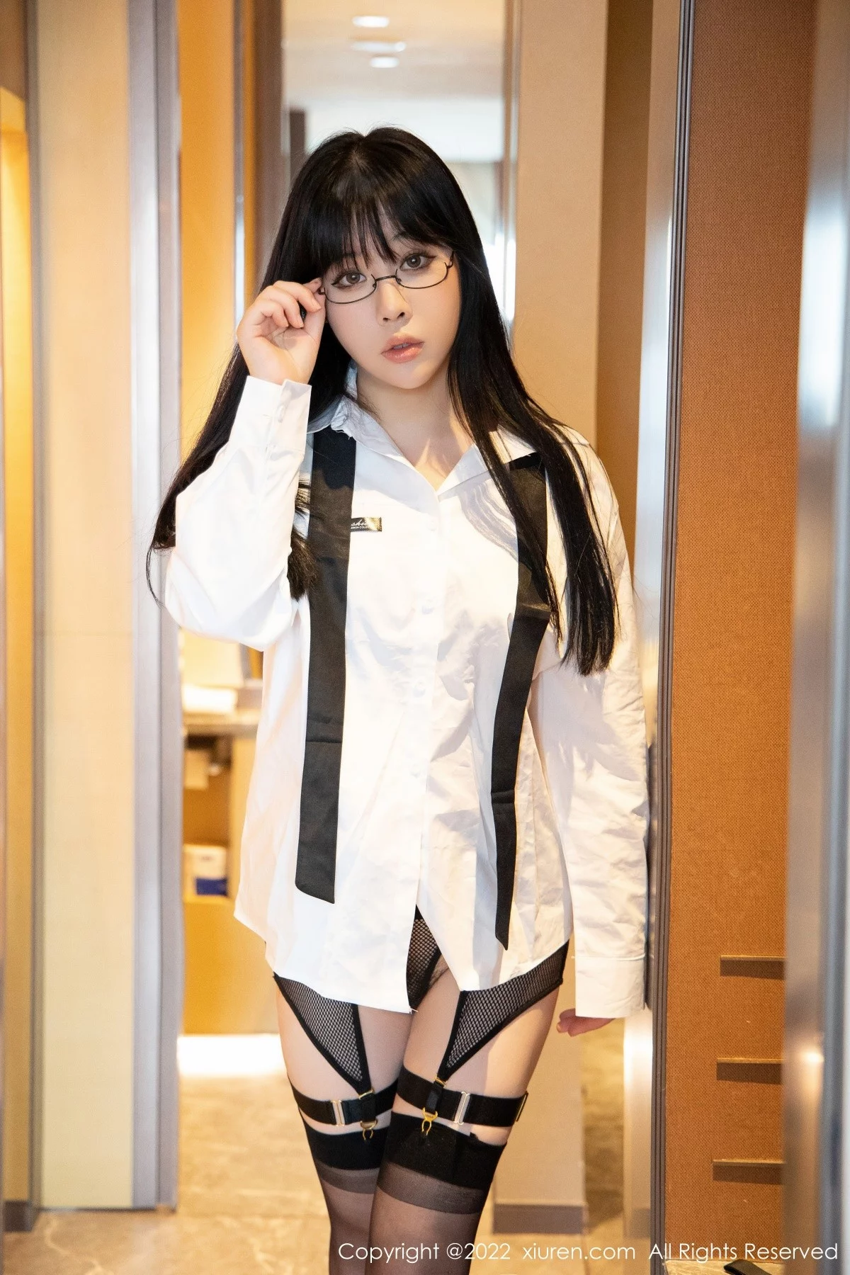 [[XiuRen秀人网]秀人网]No.4894_模特徐媛媛私房性感白色衬衫露网格内衣黑丝吊袜撩人诱惑写真49P