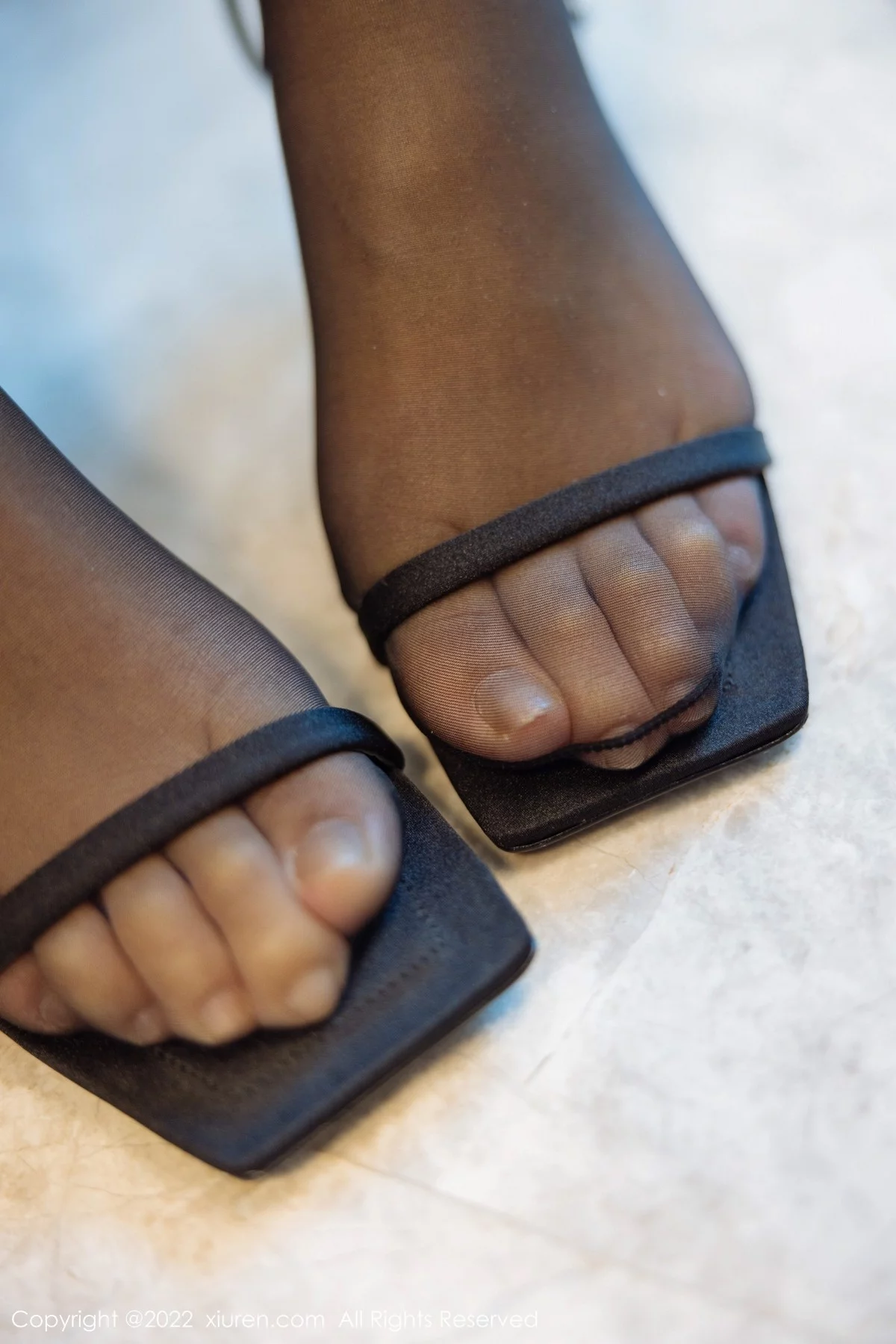 [[XiuRen秀人网]秀人网]No.4904_模特可乐Vicky私房紫色连衣短裙配黑丝裤袜秀完美身材诱惑写真55P