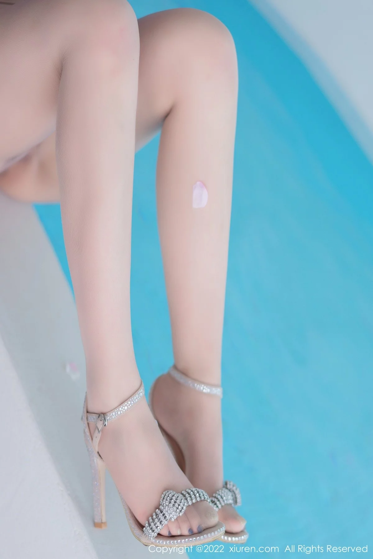 [[XiuRen秀人网]秀人网]No.4903_模特小海臀Rena大理旅拍蓝色连衣短裙半撩秀浑圆翘臀诱惑写真46P