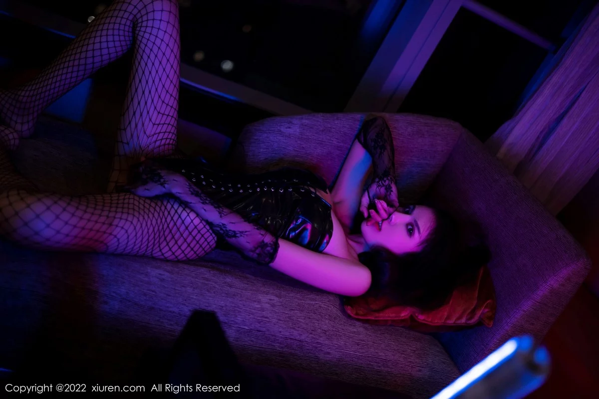 [[XiuRen秀人网]秀人网]No.5065_模特蓝莓FY私房暗色灯光下低胸连体衣配黑丝渔网撩人诱惑写真65P