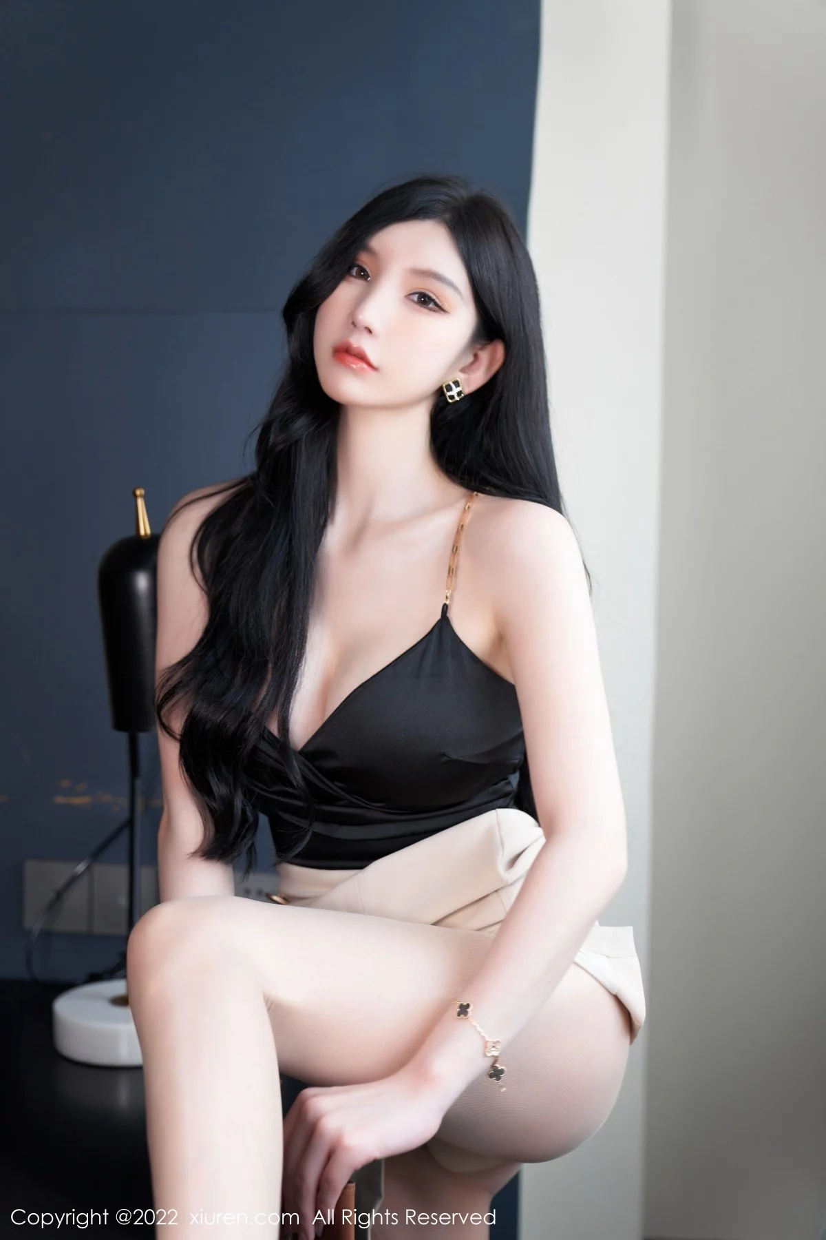 [[XiuRen秀人网]秀人网]No.5071_女神周于希Sally私房黑色低胸服饰半脱露傲人豪乳遮点诱惑写真81P