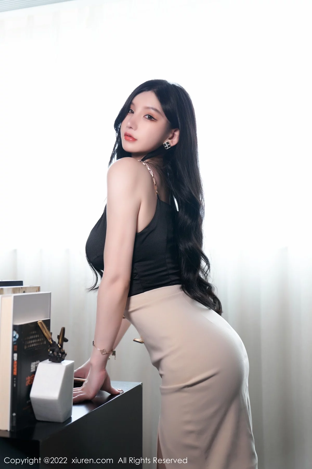 [[XiuRen秀人网]秀人网]No.5071_女神周于希Sally私房黑色低胸服饰半脱露傲人豪乳遮点诱惑写真81P