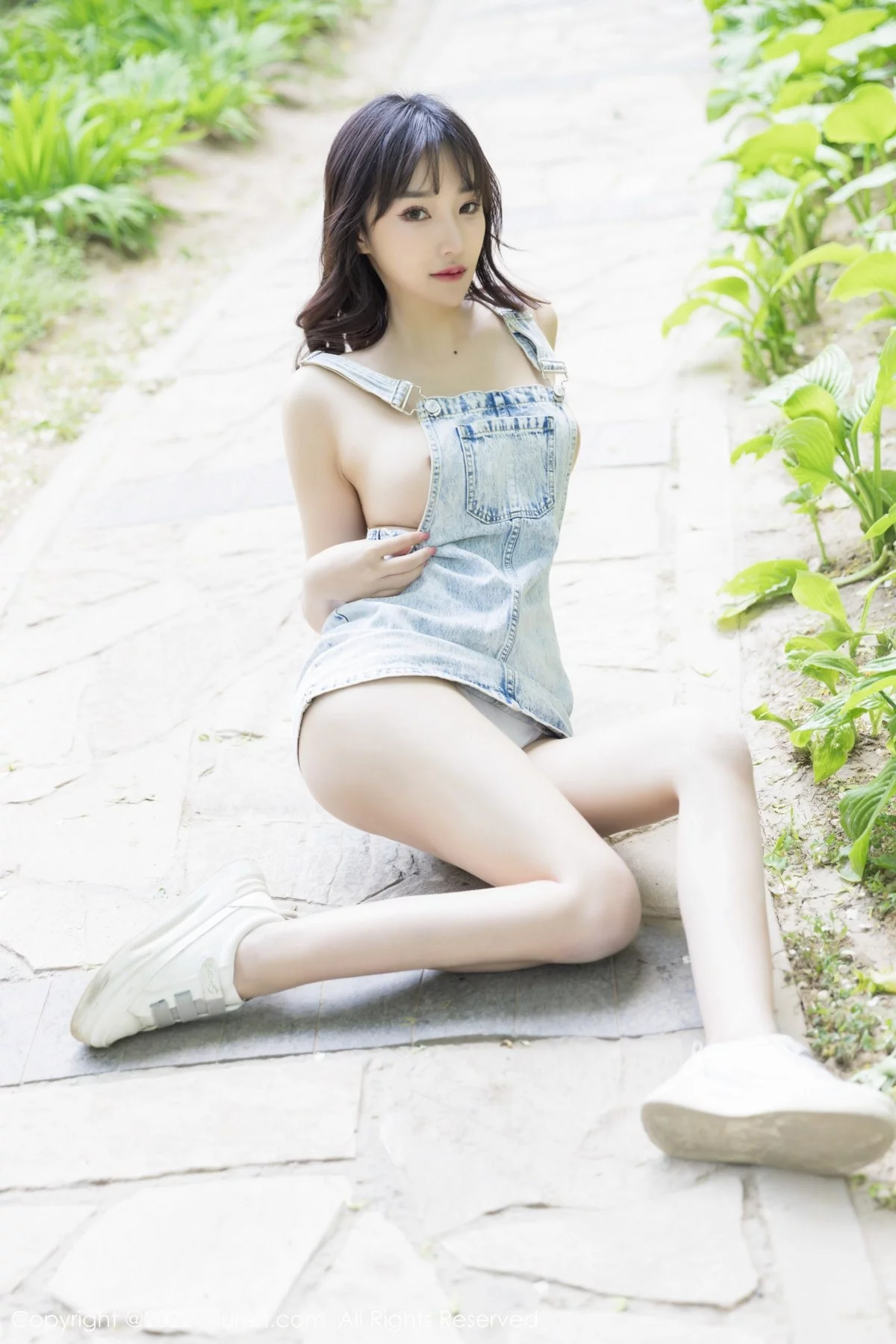 [[XiuRen秀人网]秀人网]No.5068_模特西门小玉户外性感牛仔吊带服真空秀凹凸身材火辣诱惑写真49P