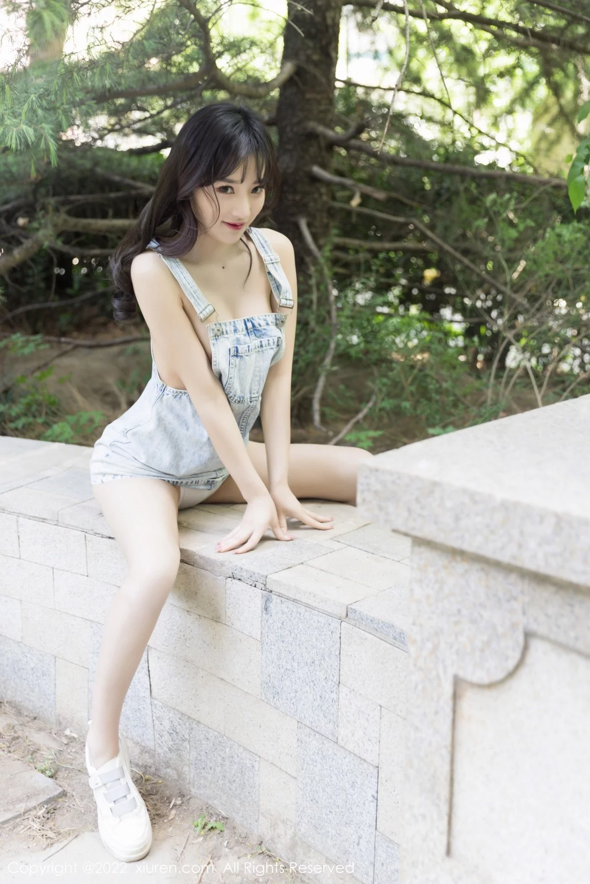 [[XiuRen秀人网]秀人网]No.5068_模特西门小玉户外性感牛仔吊带服真空秀凹凸身材火辣诱惑写真49P