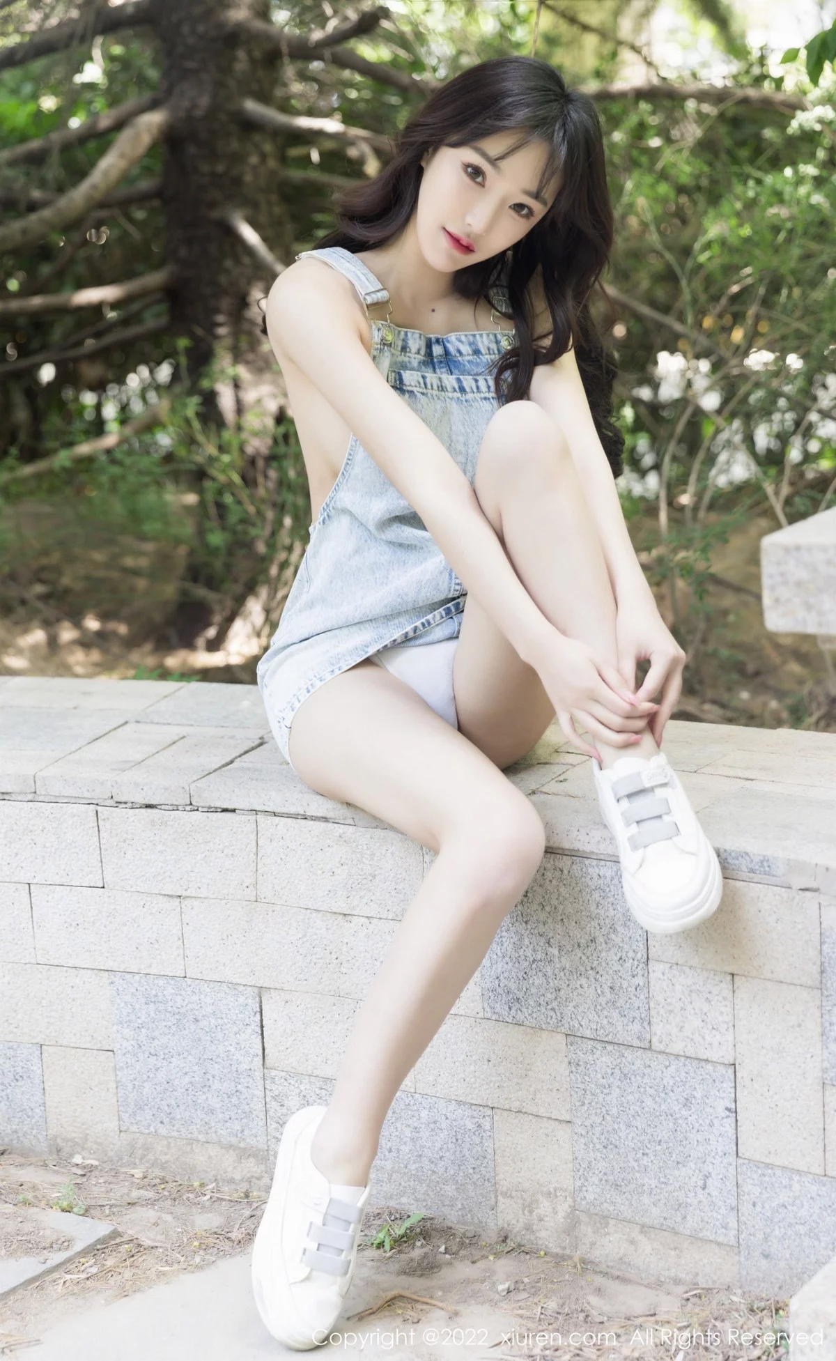 [[XiuRen秀人网]秀人网]No.5068_模特西门小玉户外性感牛仔吊带服真空秀凹凸身材火辣诱惑写真49P