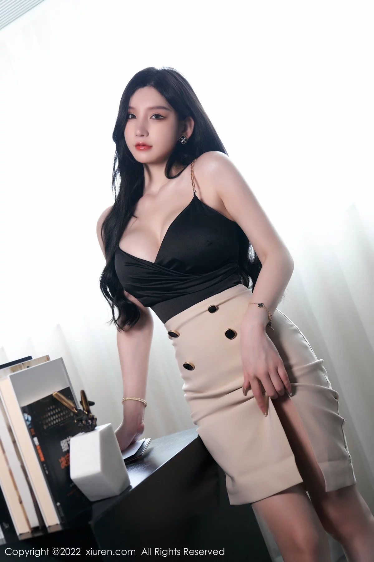 [[XiuRen秀人网]秀人网]No.5071_女神周于希Sally私房黑色低胸服饰半脱露傲人豪乳遮点诱惑写真81P