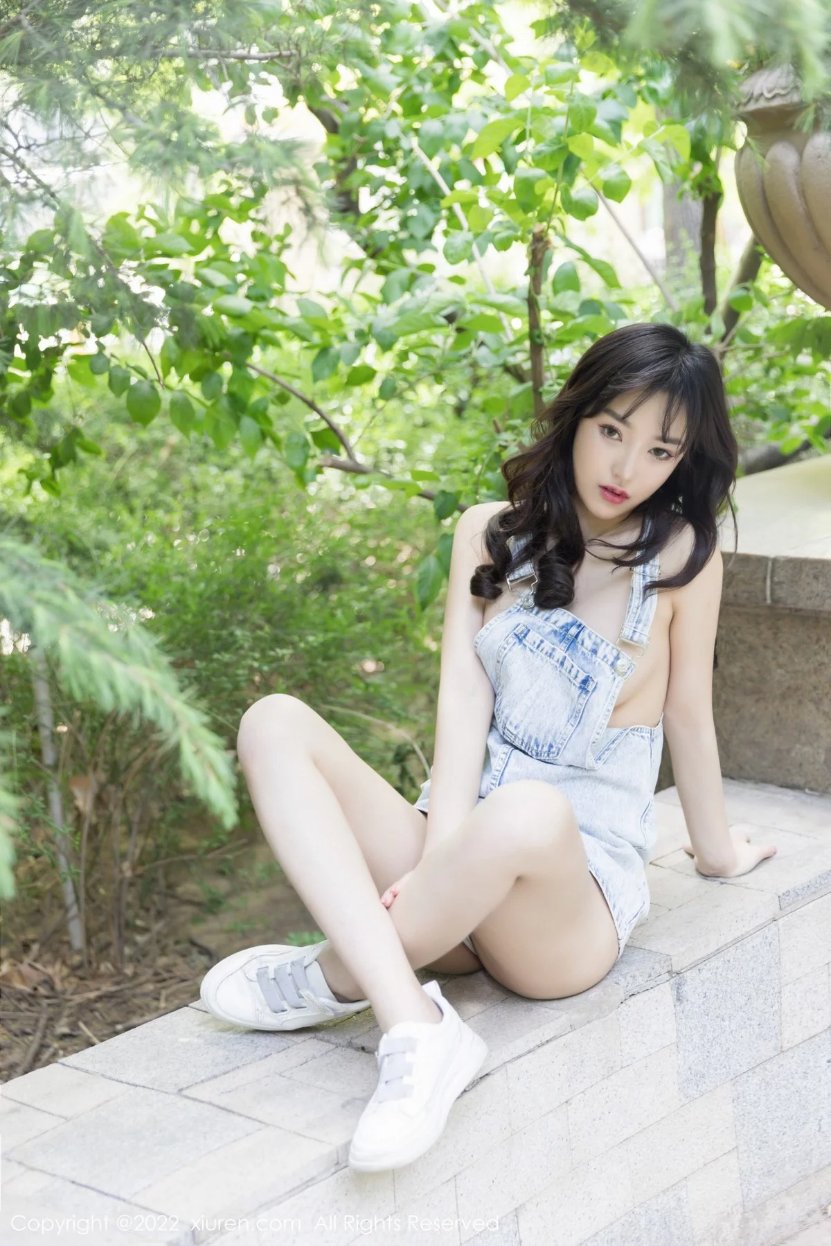 [[XiuRen秀人网]秀人网]No.5068_模特西门小玉户外性感牛仔吊带服真空秀凹凸身材火辣诱惑写真49P