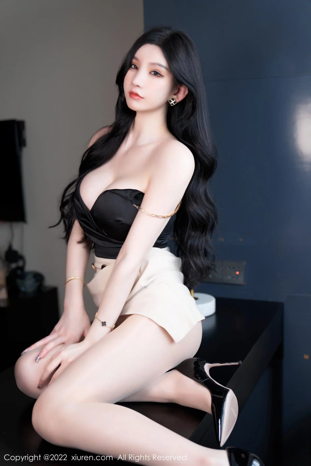 [[XiuRen秀人网]秀人网]No.5071_女神周于希Sally私房黑色低胸服饰半脱露傲人豪乳遮点诱惑写真81P