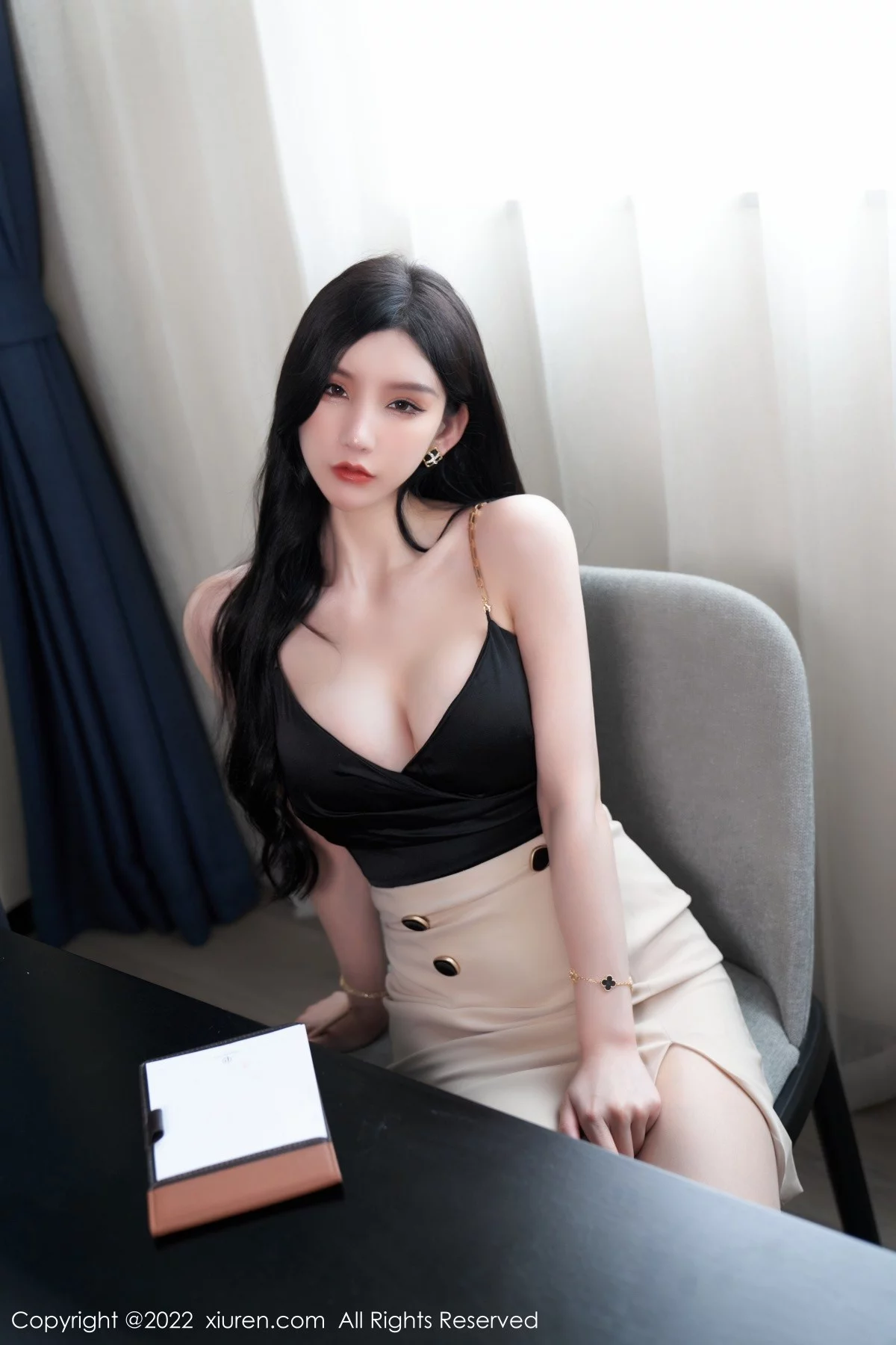 [[XiuRen秀人网]秀人网]No.5071_女神周于希Sally私房黑色低胸服饰半脱露傲人豪乳遮点诱惑写真81P