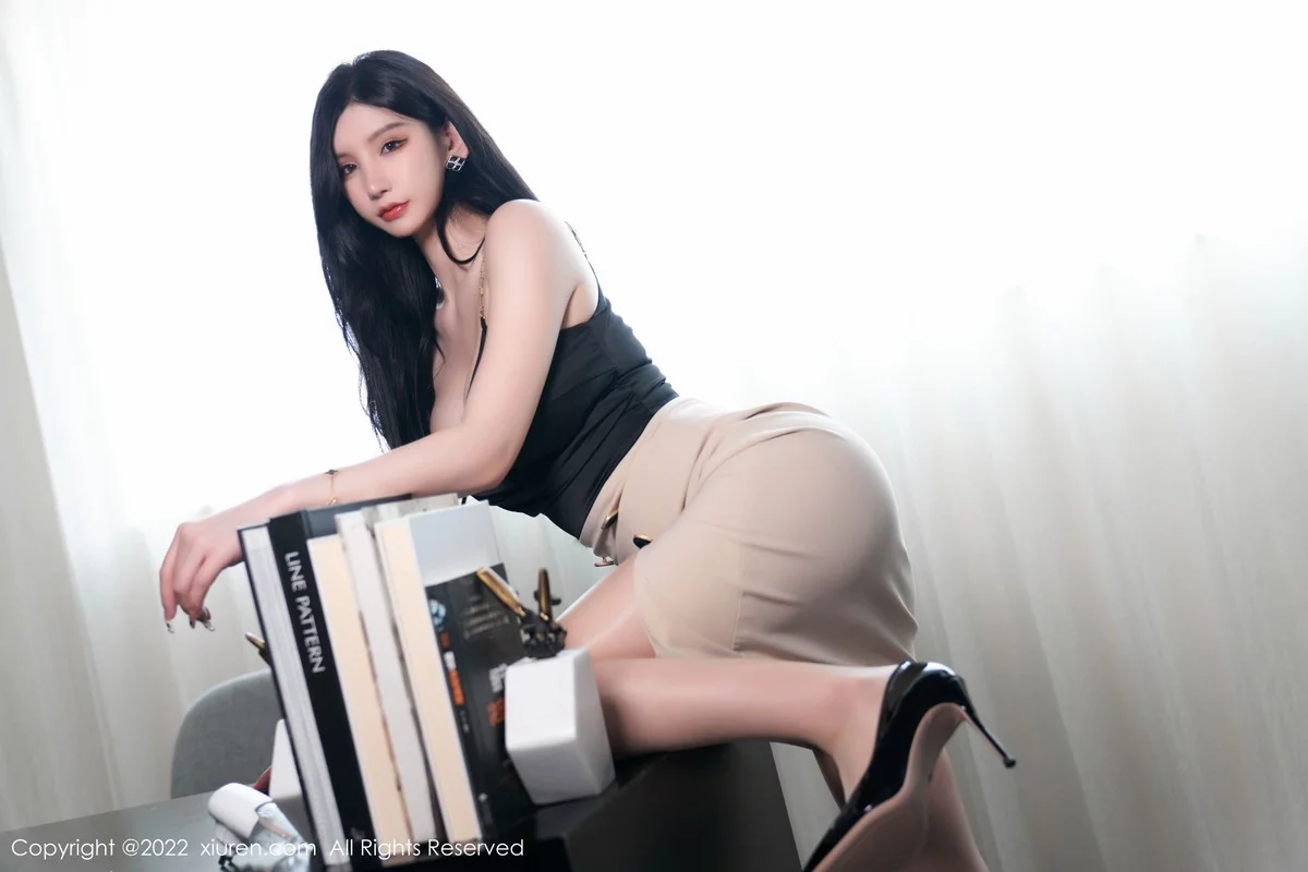 [[XiuRen秀人网]秀人网]No.5071_女神周于希Sally私房黑色低胸服饰半脱露傲人豪乳遮点诱惑写真81P