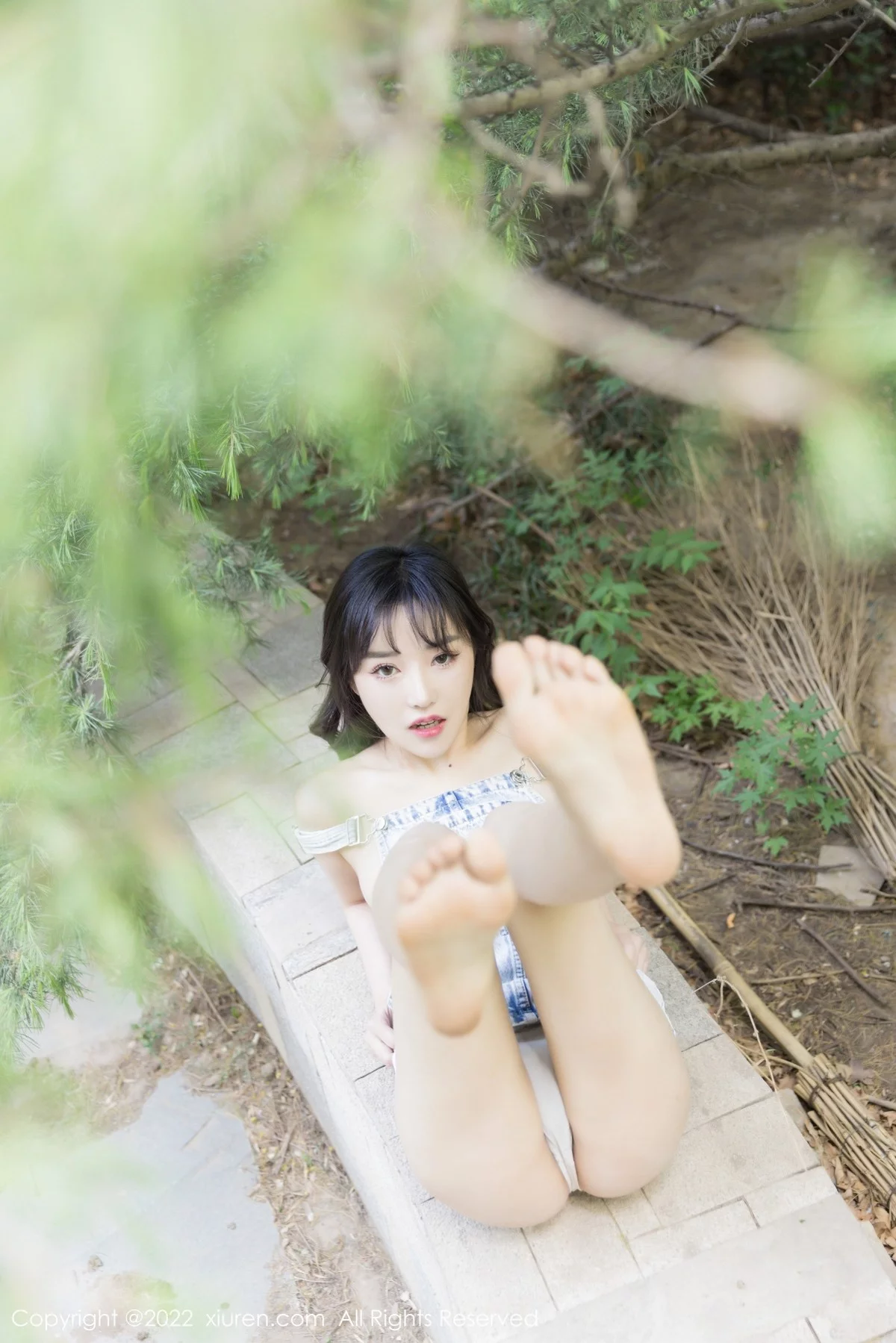 [[XiuRen秀人网]秀人网]No.5068_模特西门小玉户外性感牛仔吊带服真空秀凹凸身材火辣诱惑写真49P
