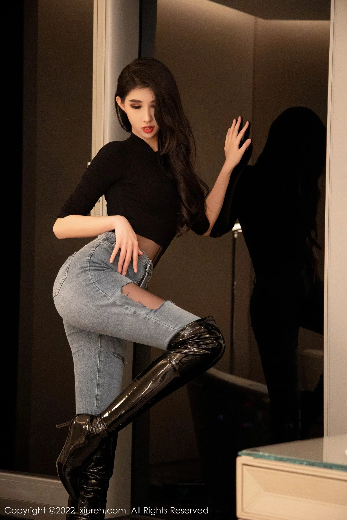 [[XiuRen秀人网]秀人网]No.5076_模特葛征西双版纳旅拍黑色服饰配牛仔裤半脱露性感内衣诱惑写真53P