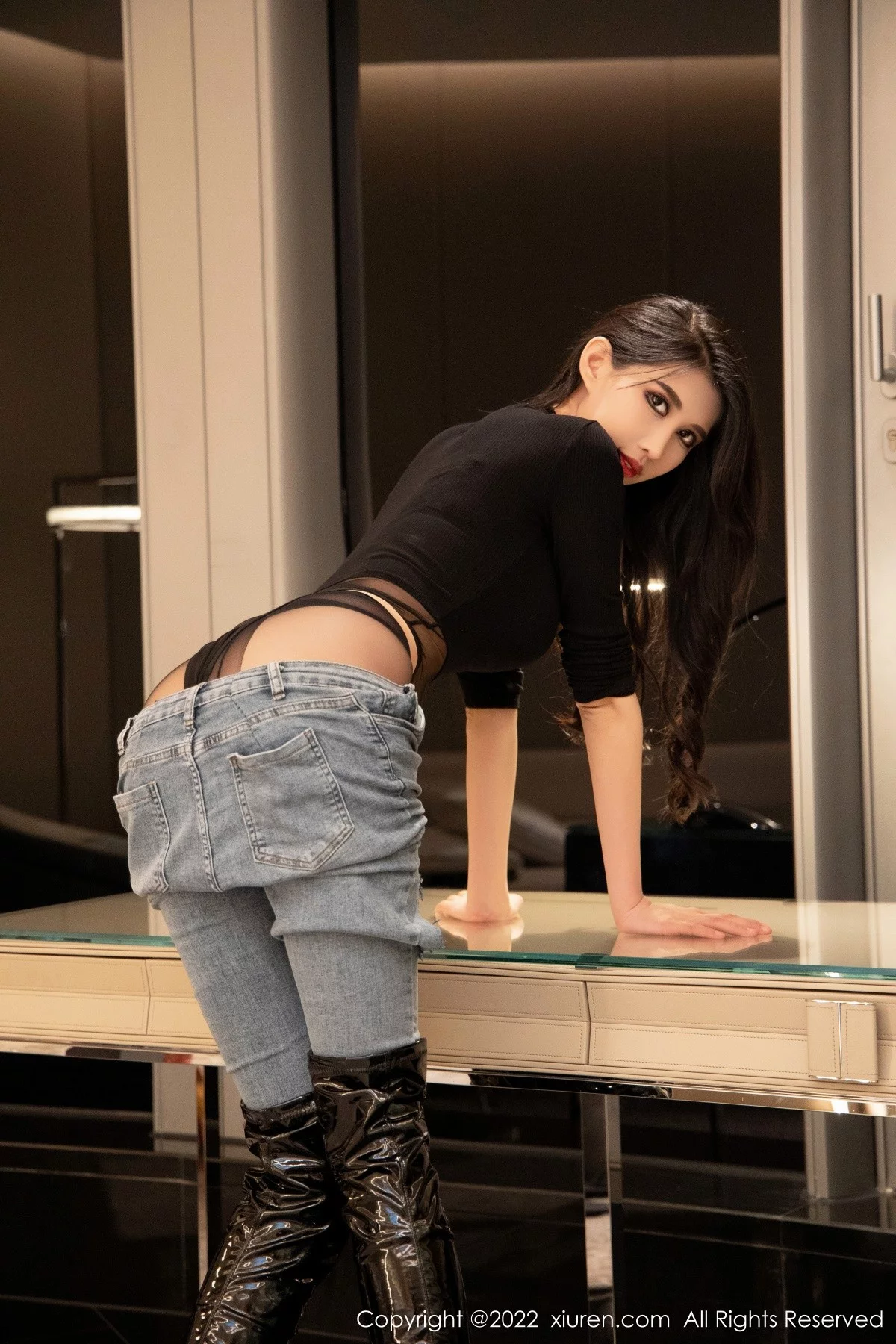 [[XiuRen秀人网]秀人网]No.5076_模特葛征西双版纳旅拍黑色服饰配牛仔裤半脱露性感内衣诱惑写真53P