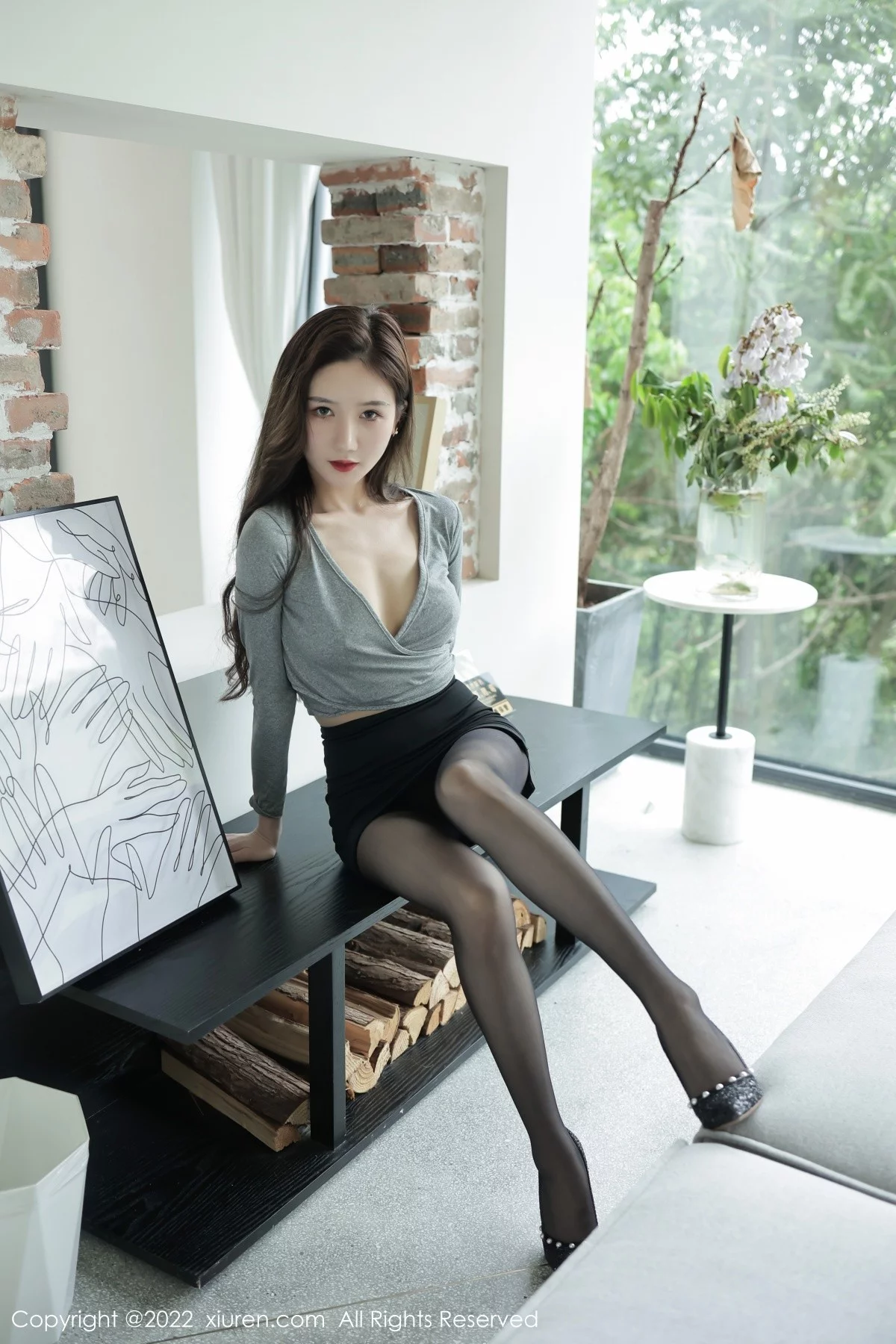 [[XiuRen秀人网]秀人网]No.5082_模特古月小同学性感灰色收身衣配无内黑丝裤袜秀翘臀诱惑写真47P