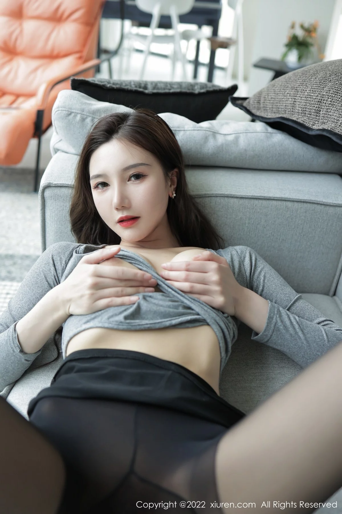 [[XiuRen秀人网]秀人网]No.5082_模特古月小同学性感灰色收身衣配无内黑丝裤袜秀翘臀诱惑写真47P