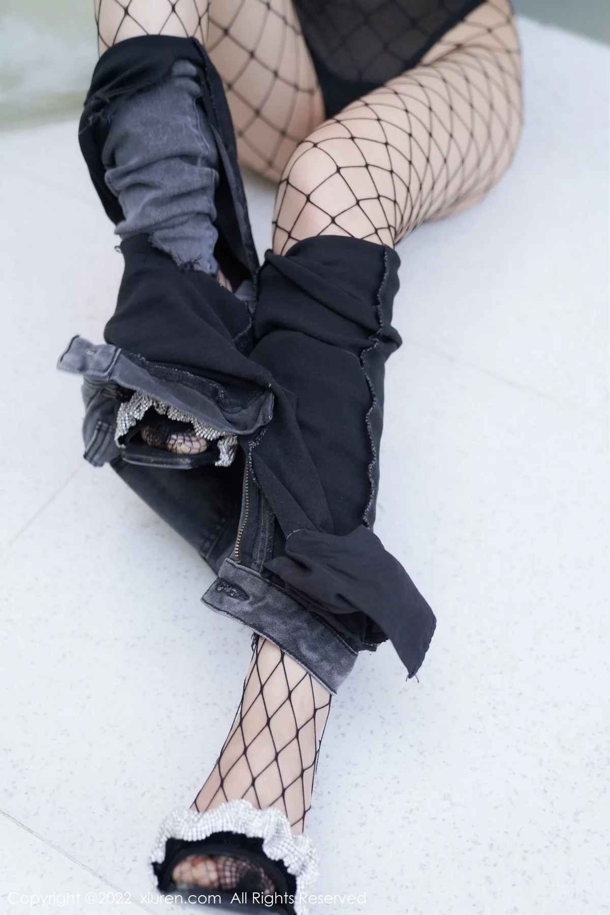 [[XiuRen秀人网]秀人网]No.5083_模特萌汉药baby私房黑色露肩收身衣配黑丝网袜秀翘臀诱惑写真40P