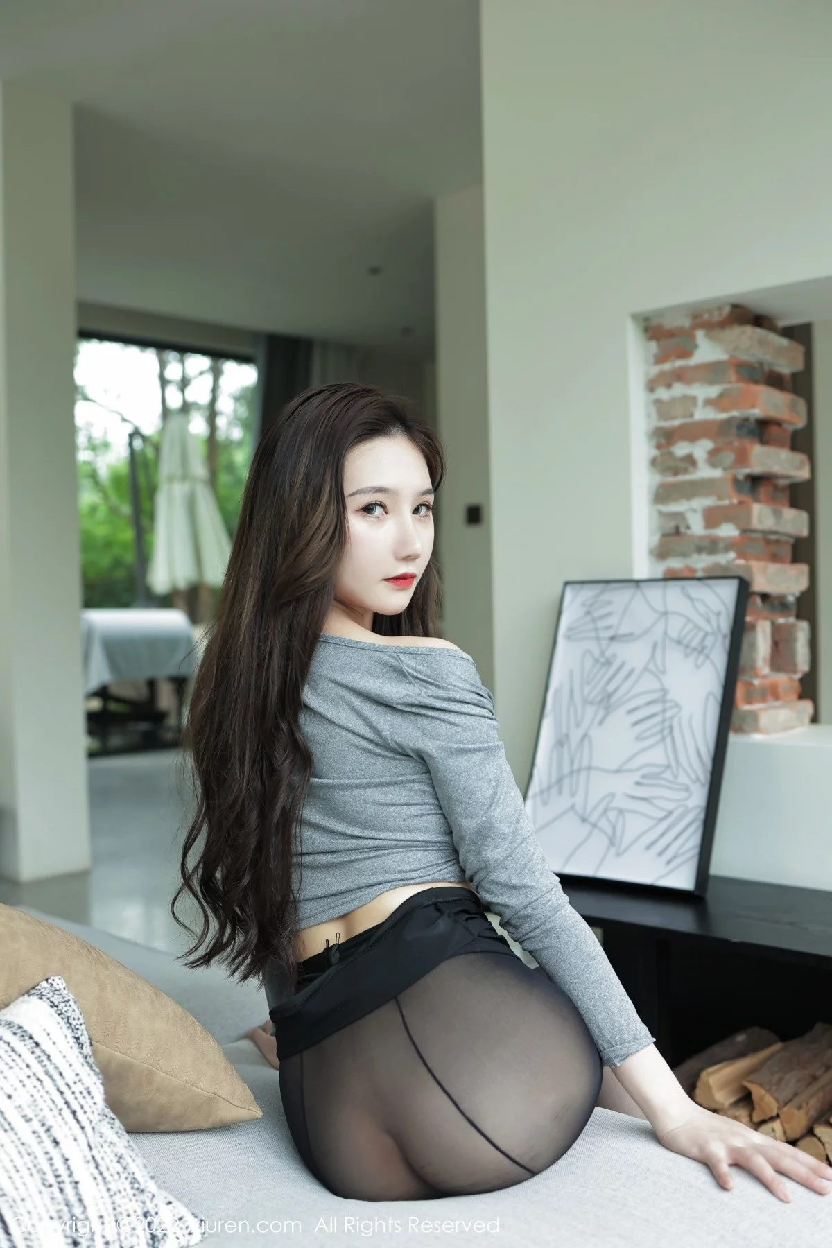 [[XiuRen秀人网]秀人网]No.5082_模特古月小同学性感灰色收身衣配无内黑丝裤袜秀翘臀诱惑写真47P