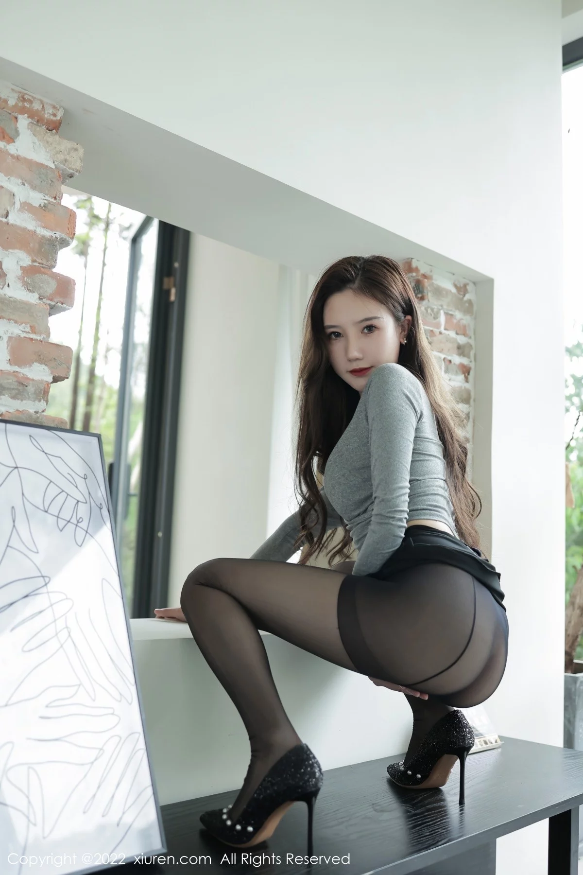 [[XiuRen秀人网]秀人网]No.5082_模特古月小同学性感灰色收身衣配无内黑丝裤袜秀翘臀诱惑写真47P