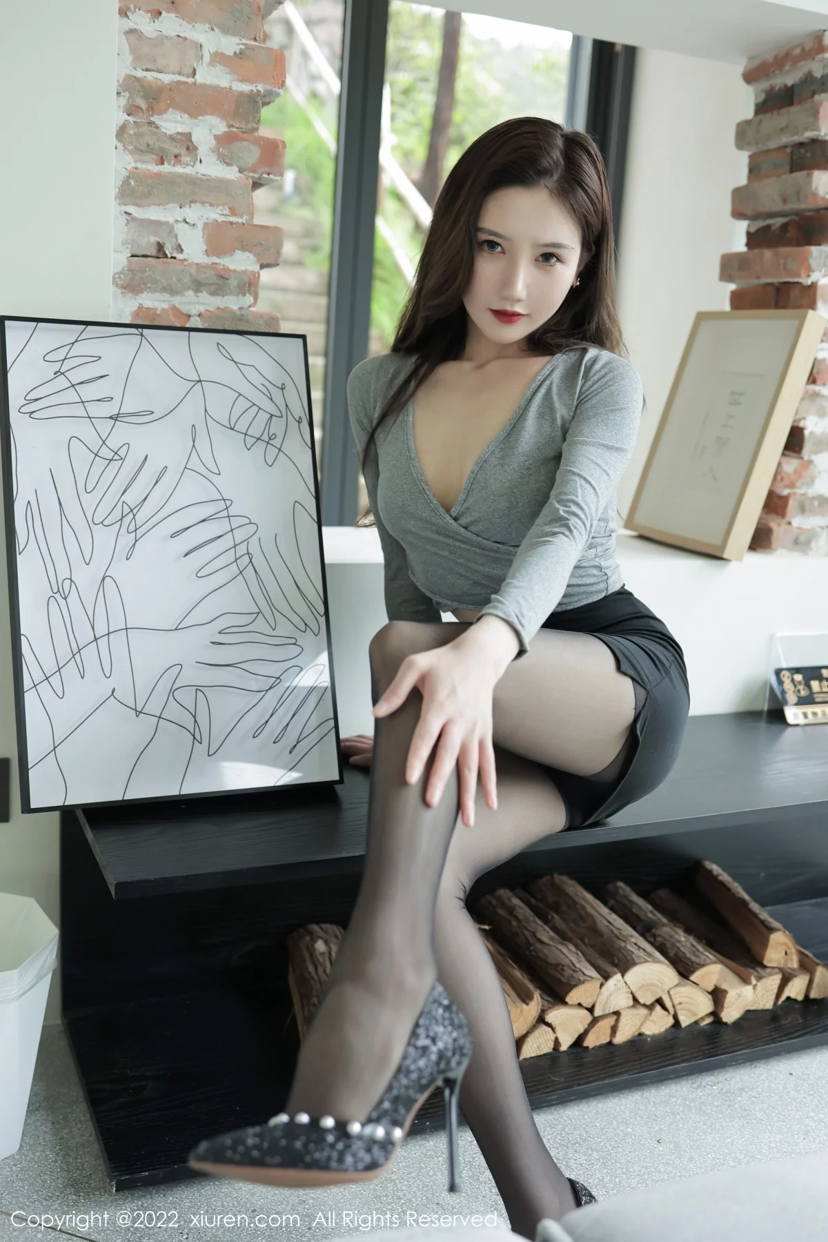 [[XiuRen秀人网]秀人网]No.5082_模特古月小同学性感灰色收身衣配无内黑丝裤袜秀翘臀诱惑写真47P