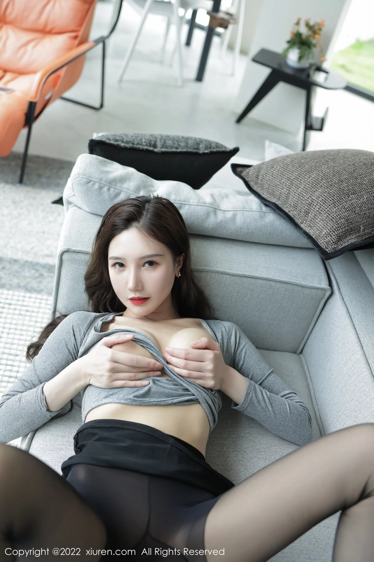 [[XiuRen秀人网]秀人网]No.5082_模特古月小同学性感灰色收身衣配无内黑丝裤袜秀翘臀诱惑写真47P