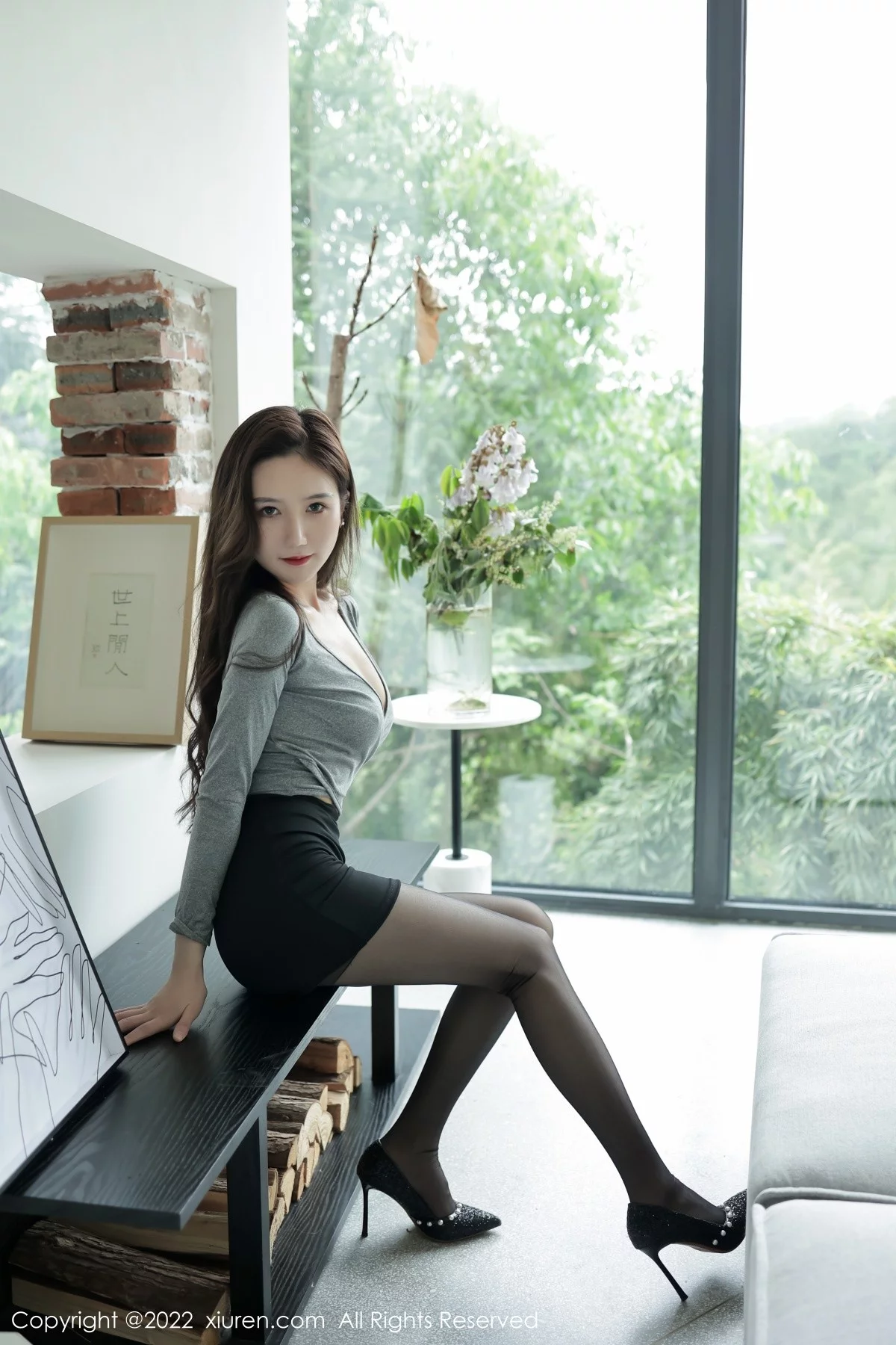 [[XiuRen秀人网]秀人网]No.5082_模特古月小同学性感灰色收身衣配无内黑丝裤袜秀翘臀诱惑写真47P