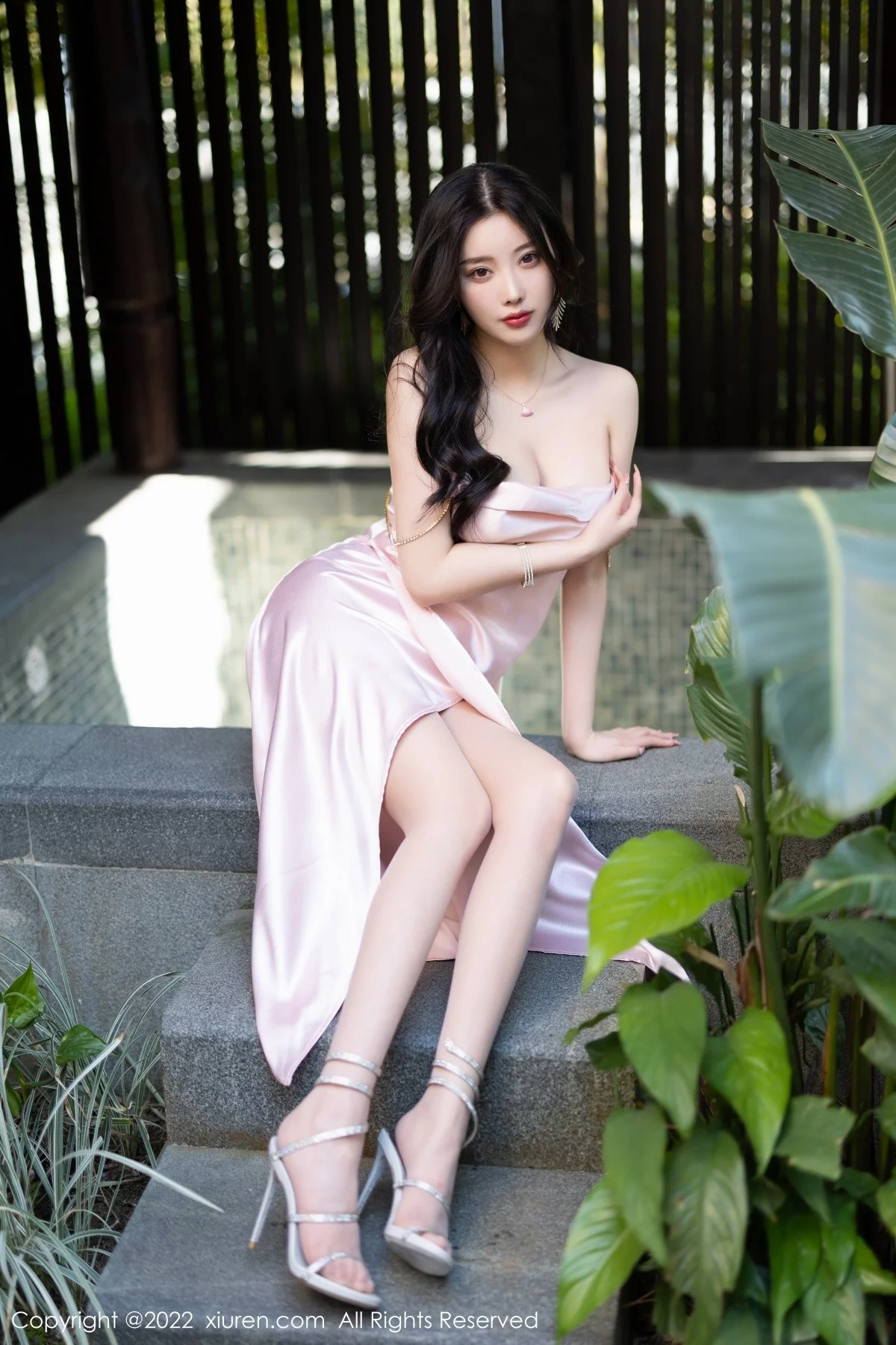 [[XiuRen秀人网]秀人网]No.5088_女神杨晨晨Yome私房半脱粉色吊带长裙秀完美身材迷人诱惑写真84P