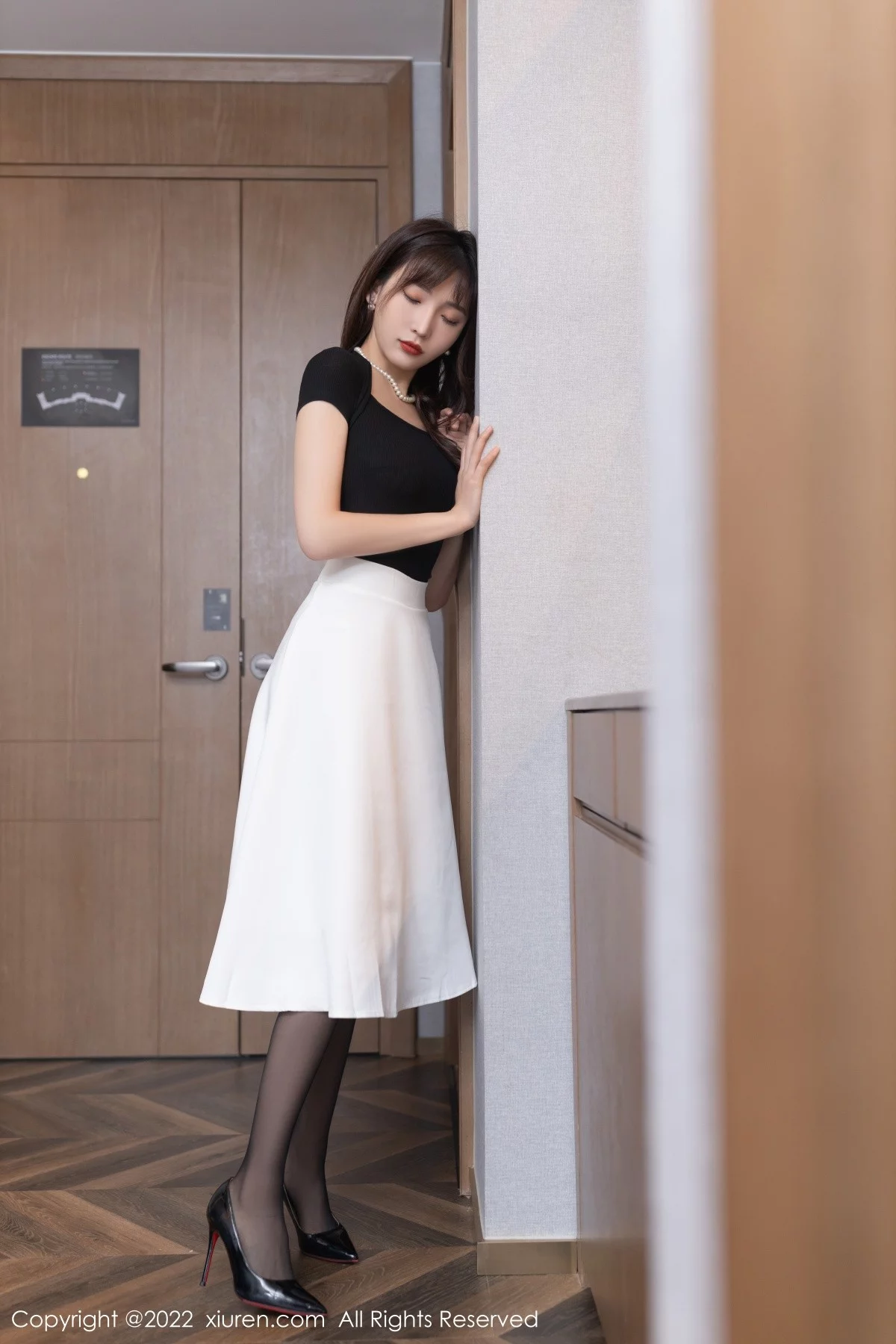 [[XiuRen秀人网]秀人网]No.5095_模特陆萱萱珠三角旅拍私房半脱露蕾丝内衣配超薄黑丝诱惑写真84P