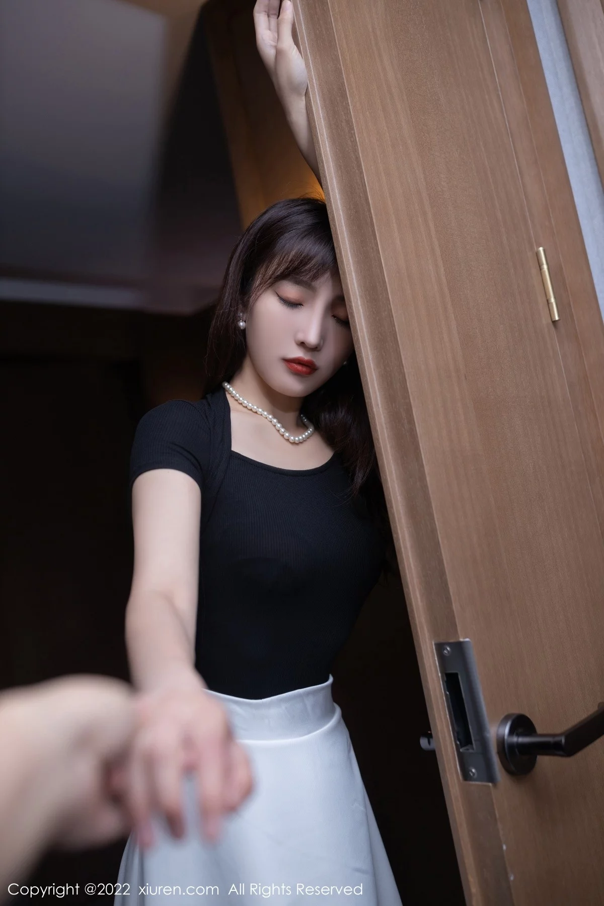 [[XiuRen秀人网]秀人网]No.5095_模特陆萱萱珠三角旅拍私房半脱露蕾丝内衣配超薄黑丝诱惑写真84P