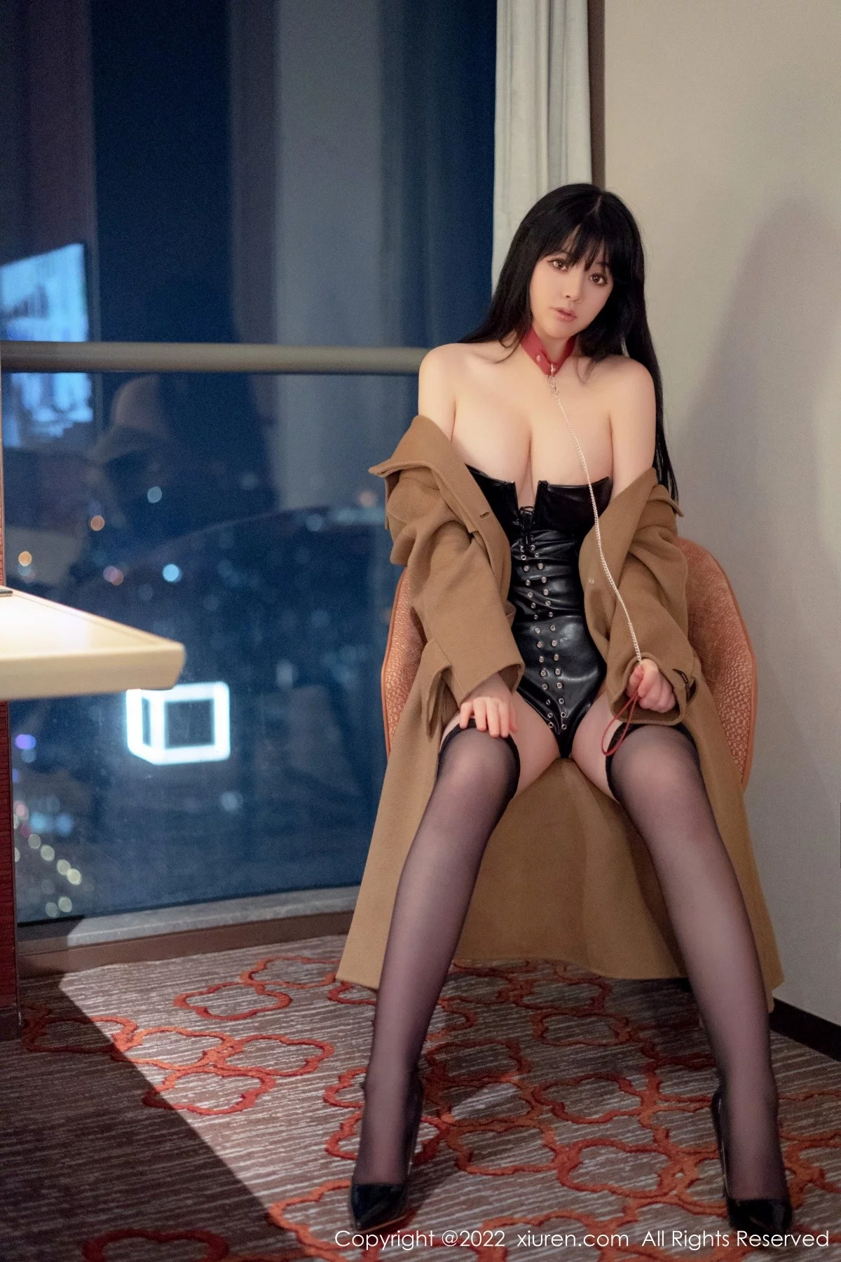 [[XiuRen秀人网]秀人网]No.5090_模特徐媛媛脱咖啡色外衣露黑色低胸皮质连体衣秀豪乳诱惑写真49P