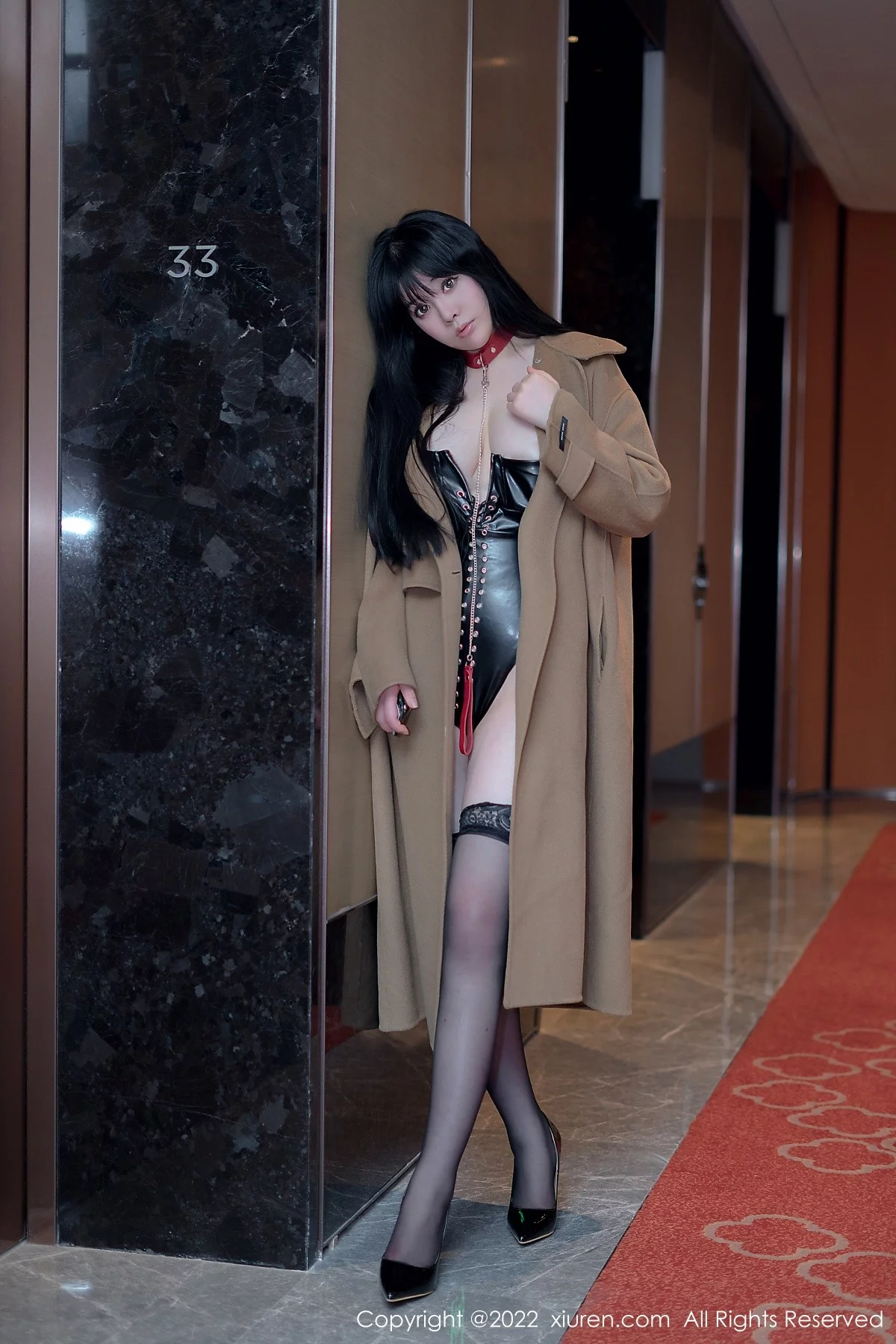 [[XiuRen秀人网]秀人网]No.5090_模特徐媛媛脱咖啡色外衣露黑色低胸皮质连体衣秀豪乳诱惑写真49P