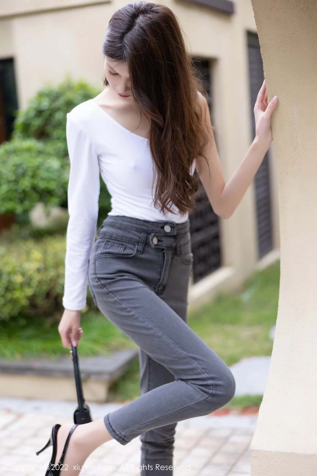 [[XiuRen秀人网]秀人网]No.5093_模特程程程厦门旅拍半脱露白色轻透收身衣配开档肉丝诱惑写真78P