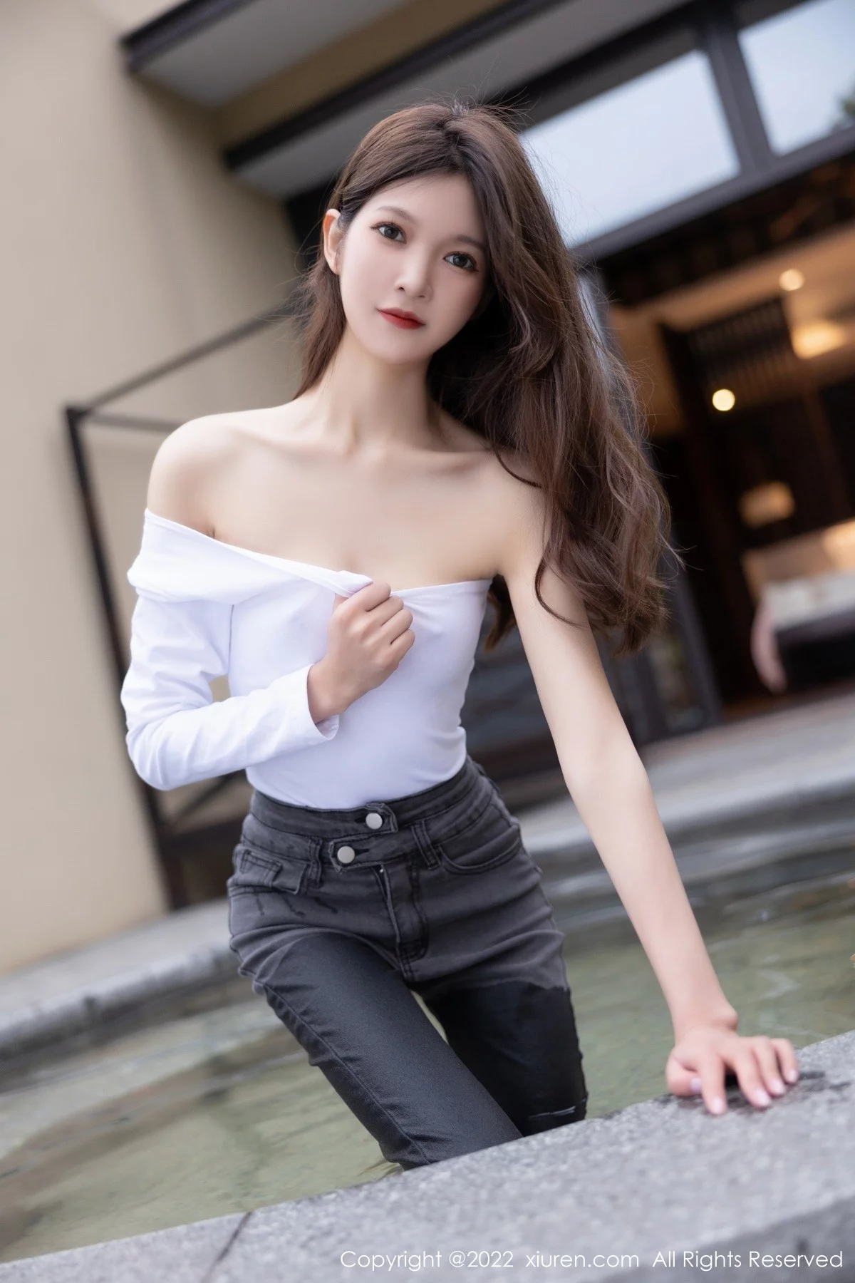 [[XiuRen秀人网]秀人网]No.5093_模特程程程厦门旅拍半脱露白色轻透收身衣配开档肉丝诱惑写真78P