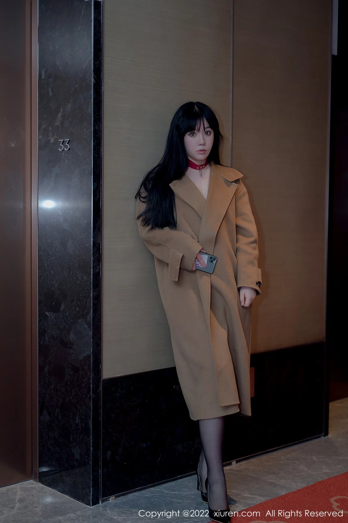 [[XiuRen秀人网]秀人网]No.5090_模特徐媛媛脱咖啡色外衣露黑色低胸皮质连体衣秀豪乳诱惑写真49P